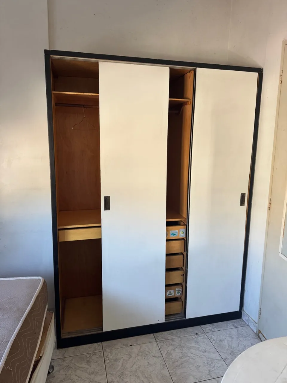 Guarda-roupa com portas de correr