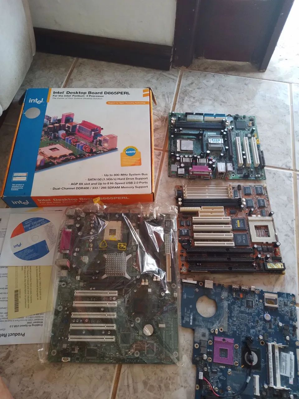 Lote de placa mãe antiga não sei o estado