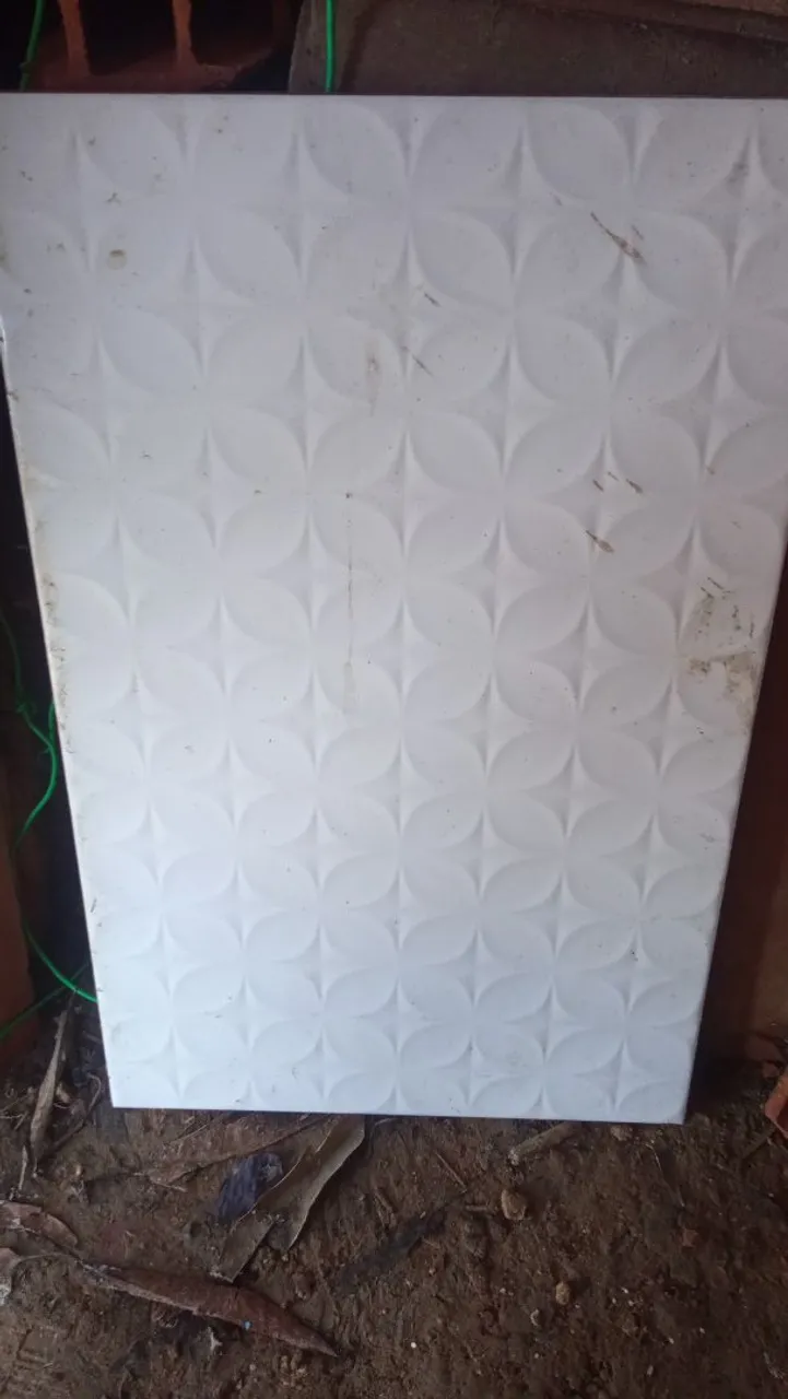 Piso Cerâmico Branco com Design Floral em Relevo