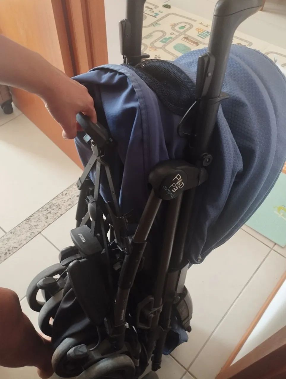 Carrinho de bebê dobrável super prático e conservado  - Foto 4