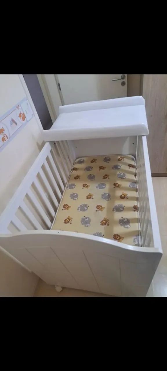 Berço grande com colchão e trocador.