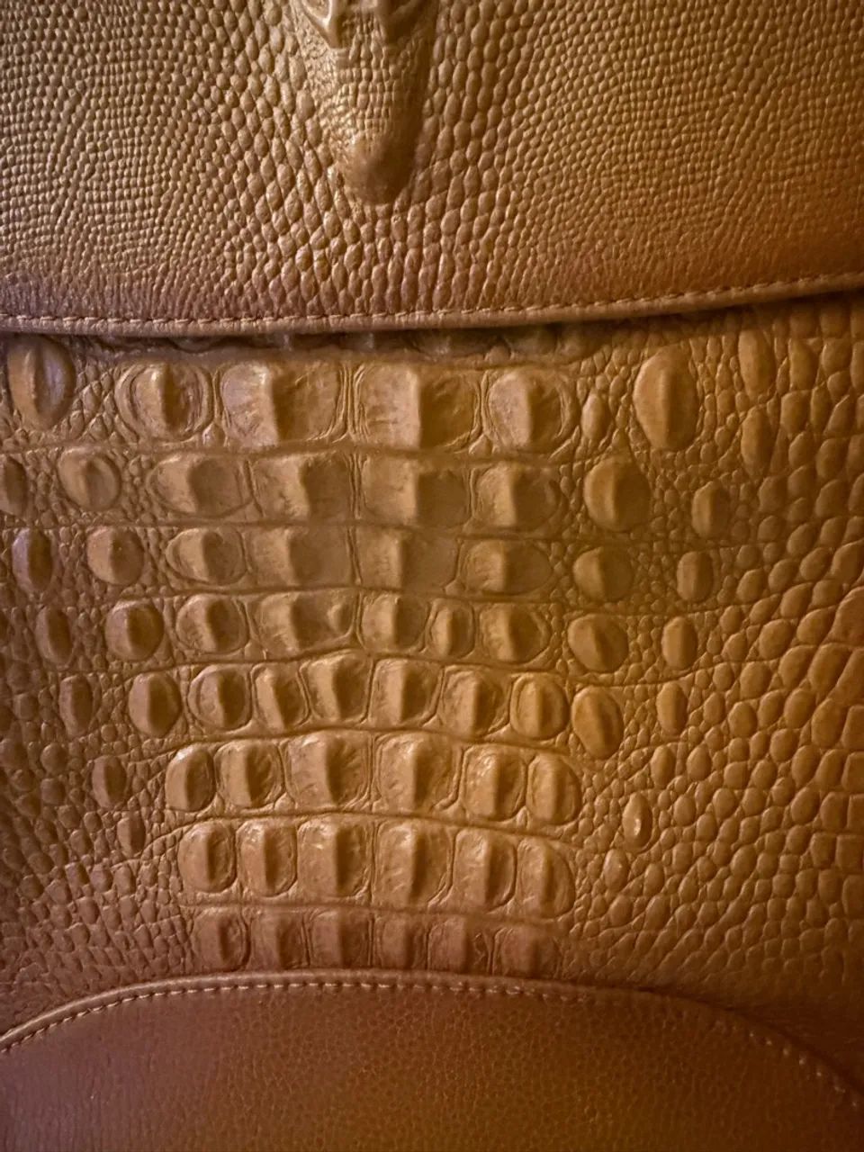 Mochila/ bolsa em couro imitando croco, nunca usada, comprada Usa - Foto 4