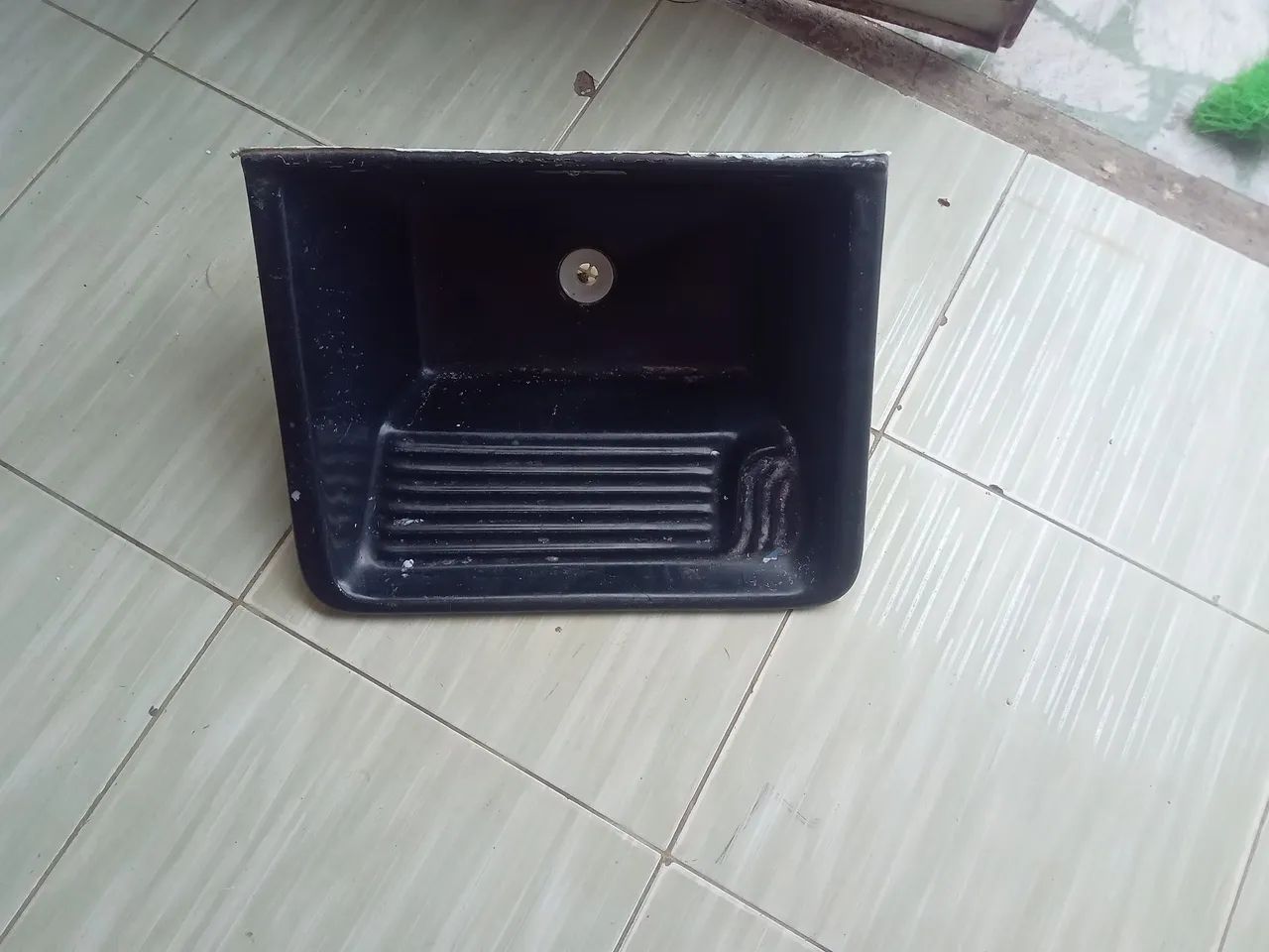 Selling a laundry sink.