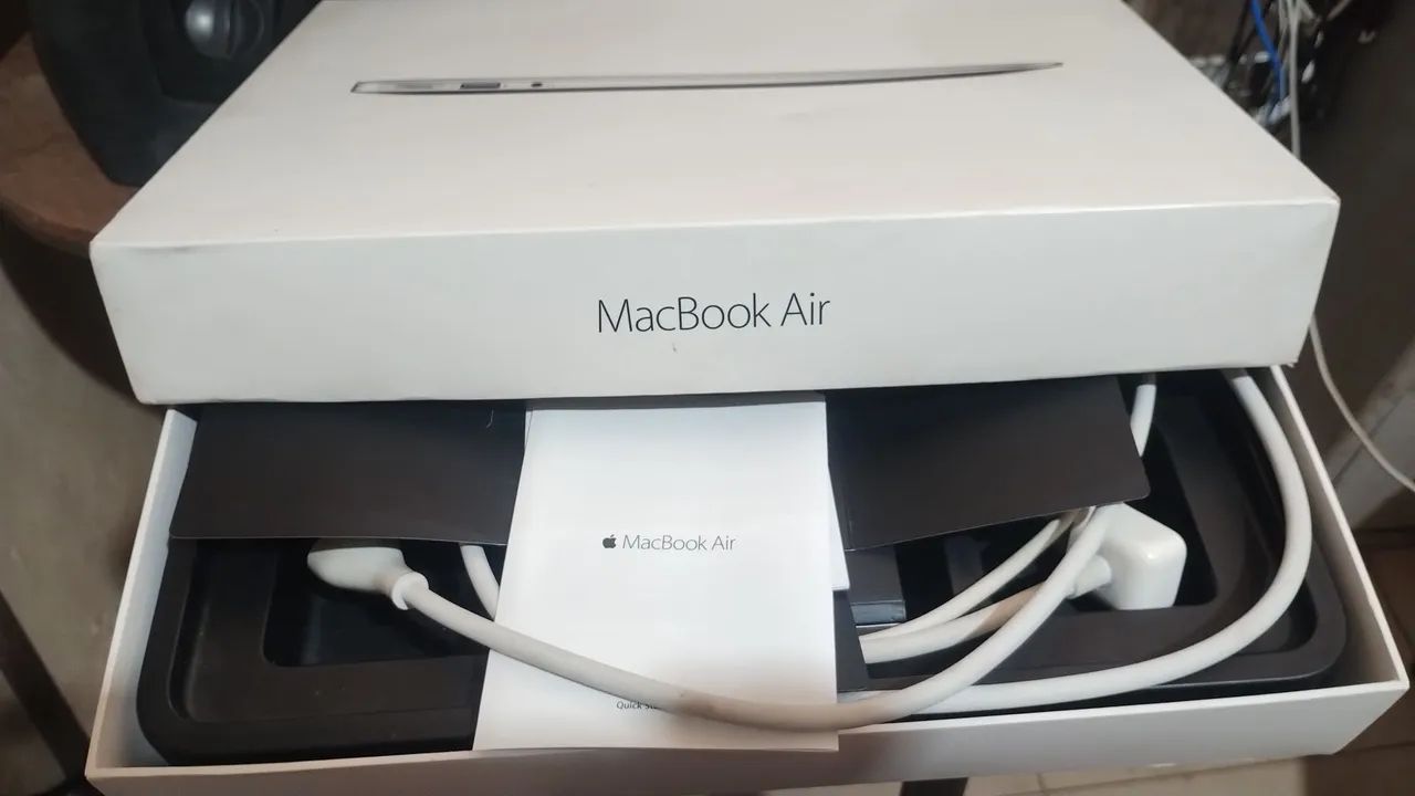 MacBook Air. Só capa e carregador
