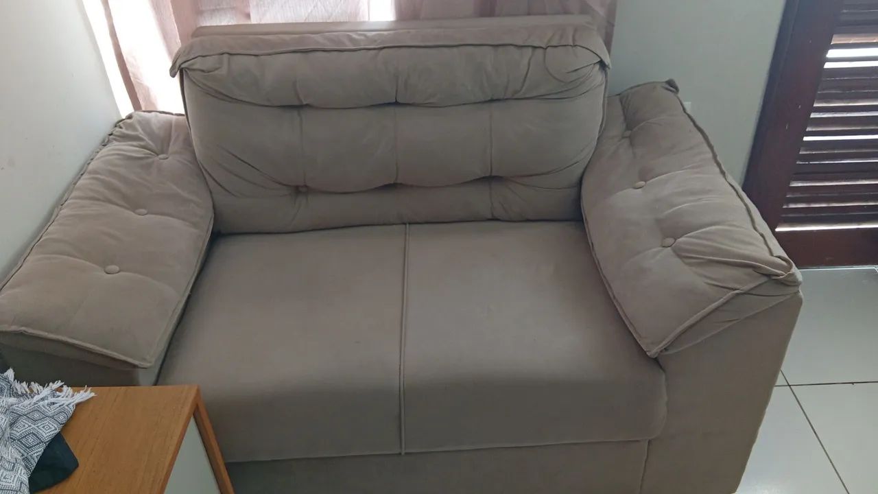 Conjunto de sofá à venda! Sofá 2 e 3 lugares na cor bege,com almofadas semi novo!  - Foto 2