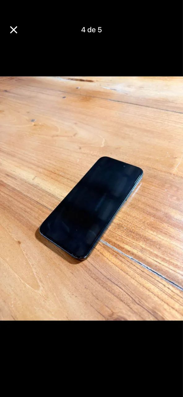 iPhone 15 plus com detalhe 