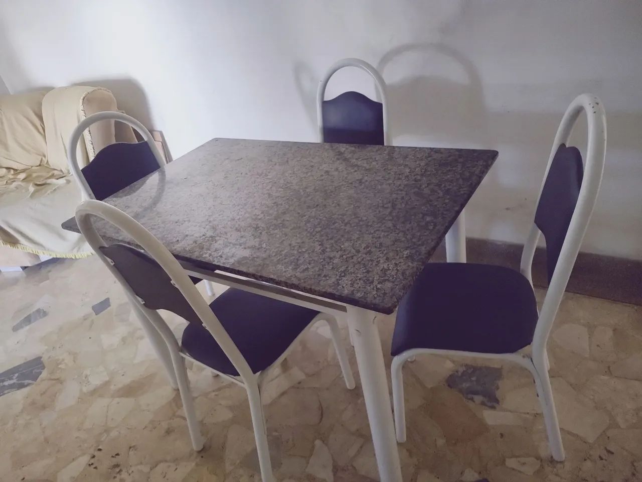 Mesa de granito com 4 cadeiras 