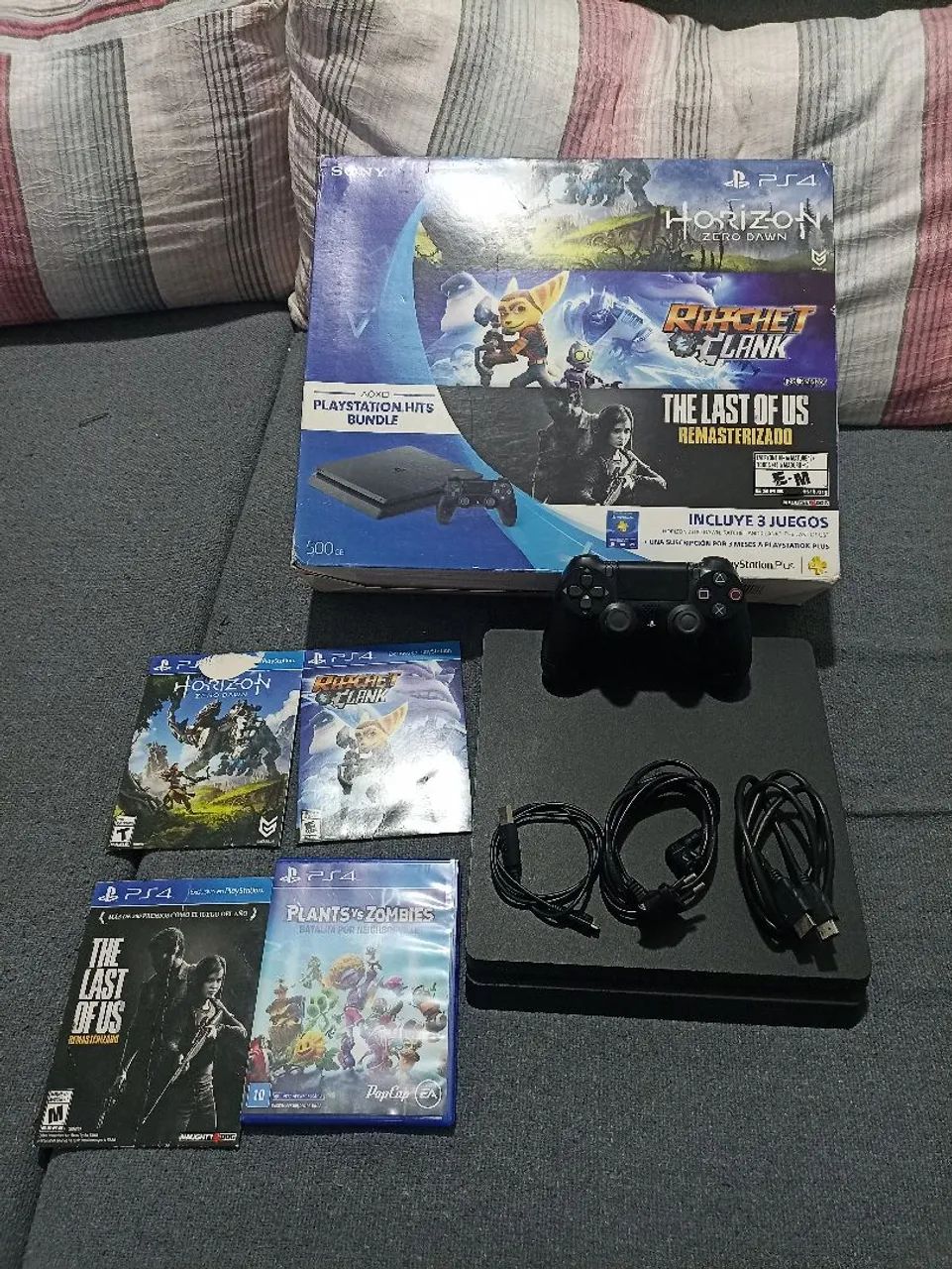 PS4 com 4 Jogos e 3 Controles