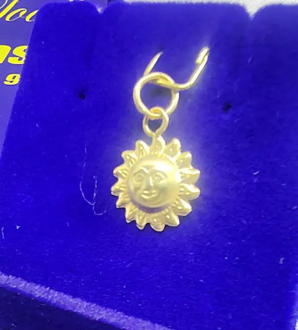 Pingente Sol Ouro 18 Kilates Peso 0.70 Gramas 12 mm uma face   - Foto 3