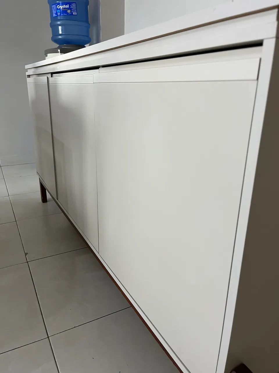 Mesa com 6 cadeira e o bufet. 