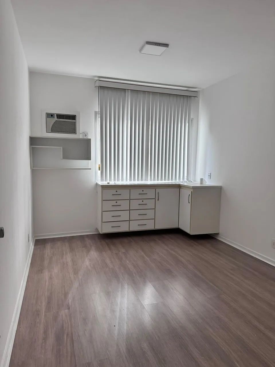 Sala Comercial 30m² com vaga de garagem em Andorinhas - Localização Central
