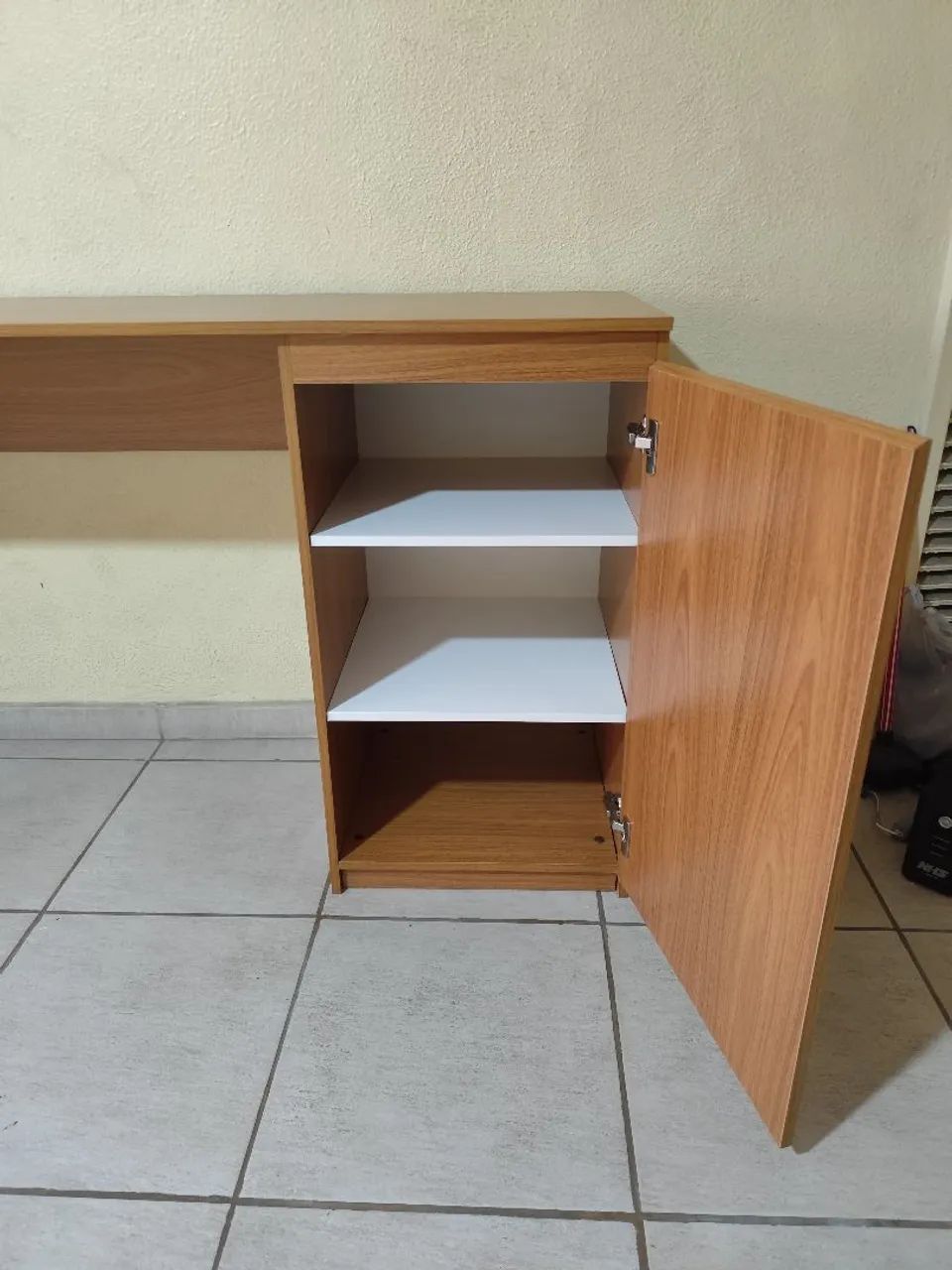 Mesa de madeira com gaveteiro  - Foto 2