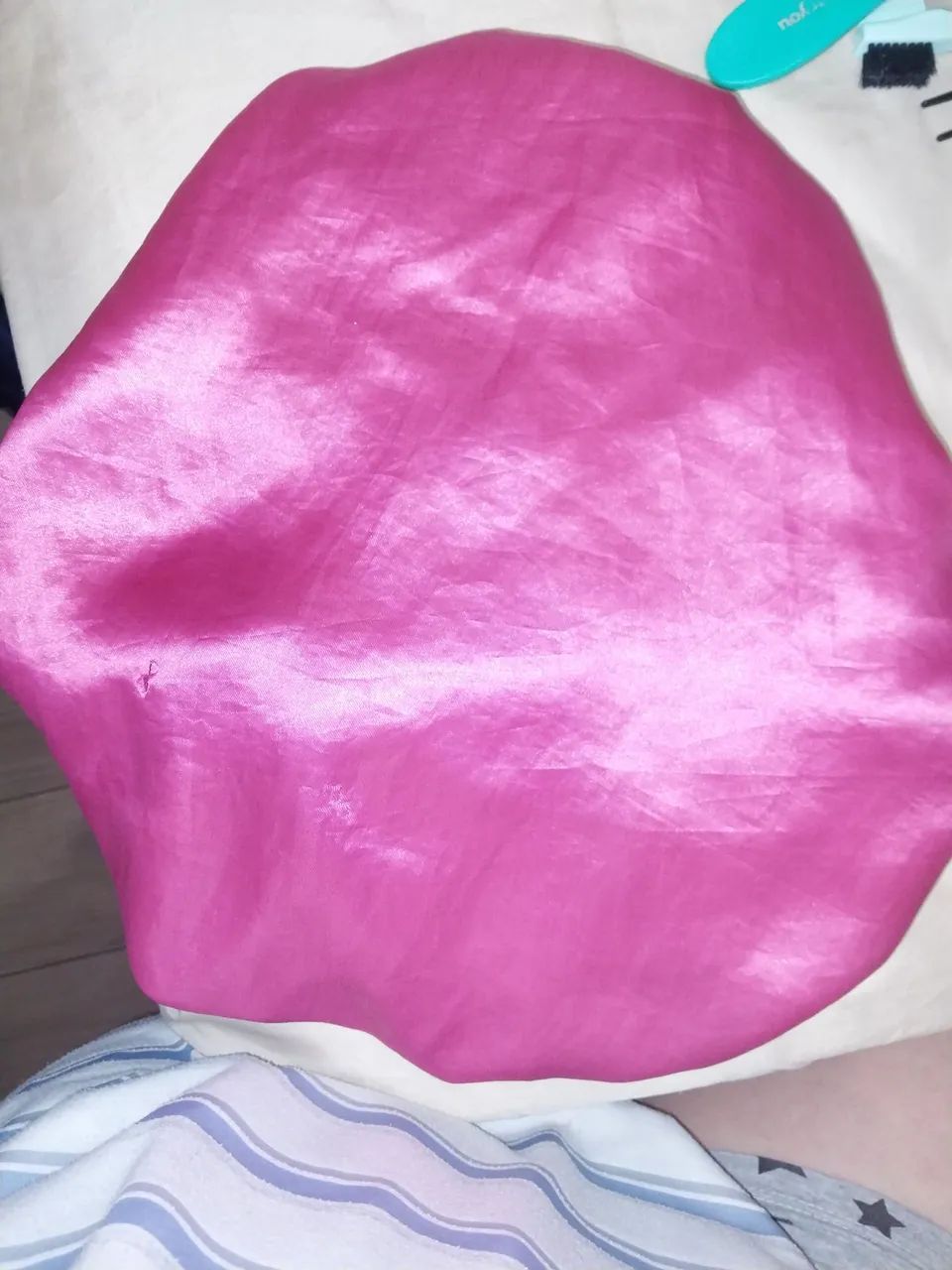 Touca de cetim rosa choque e elástico de cabelo antifriz  - Foto 2