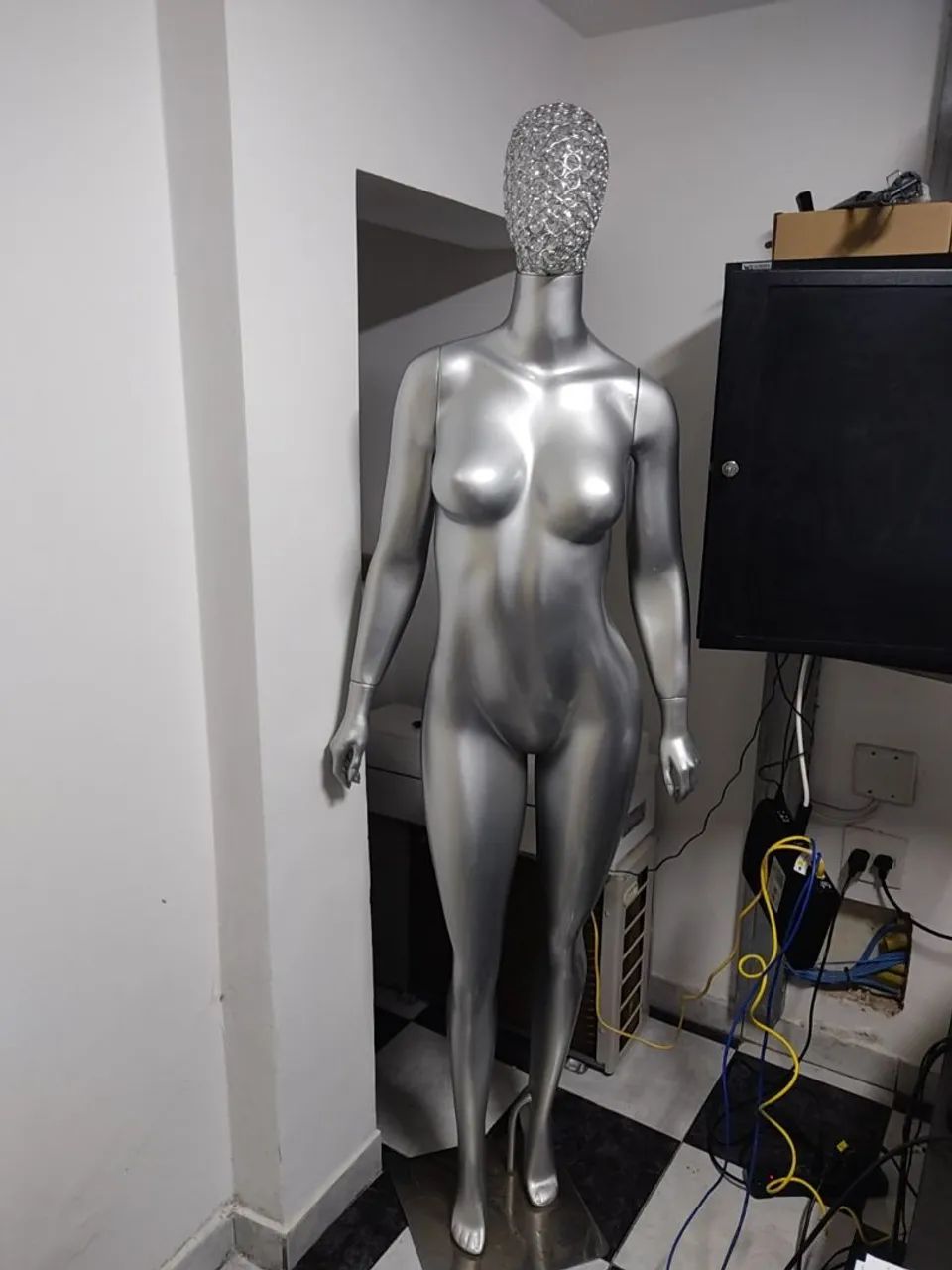 MANEQUIM DE FIBRA COM CABEÇA DE DIAMANTE LUXO