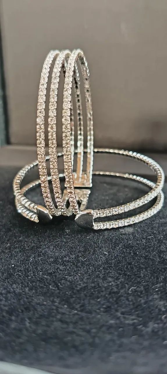 CONJUNTO COLAR, BRINCOS E PULSEIRAS STRASS.  - Foto 4