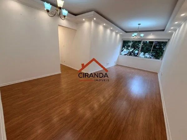 Apartamento reformado com 02 dormitórios, 01 Wc e 01 Vaga.