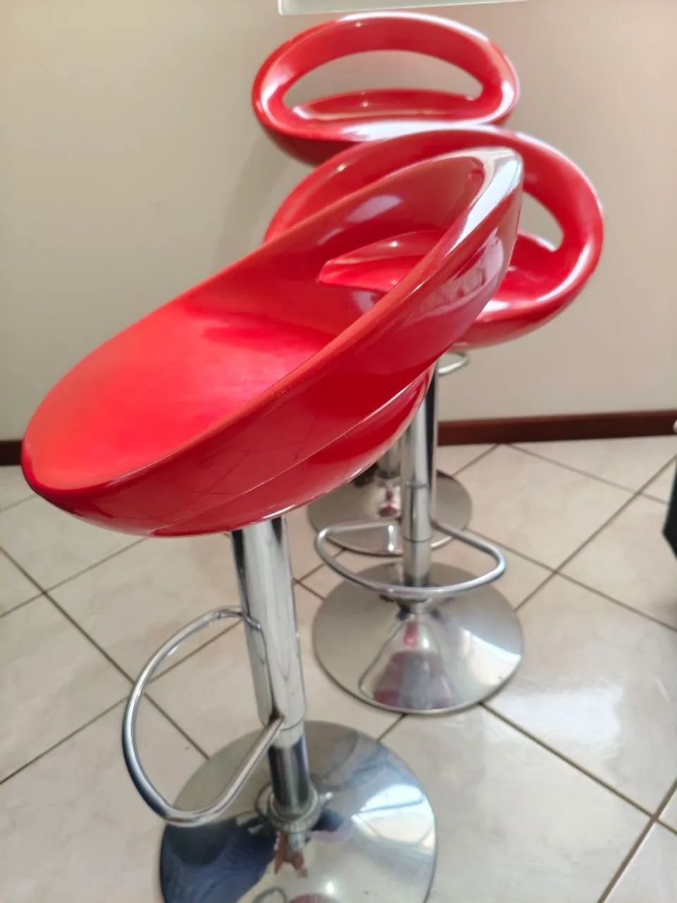 Banqueta alta giratória ABS vermelha - Foto 3