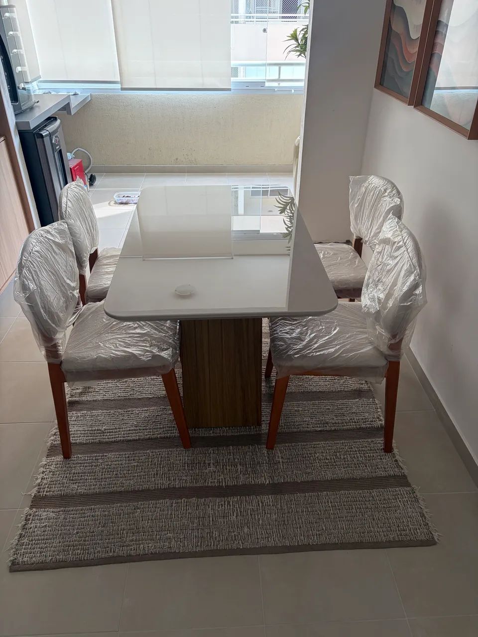 Vendo 4 cadeiras novas e 1 mesa  - Foto 2