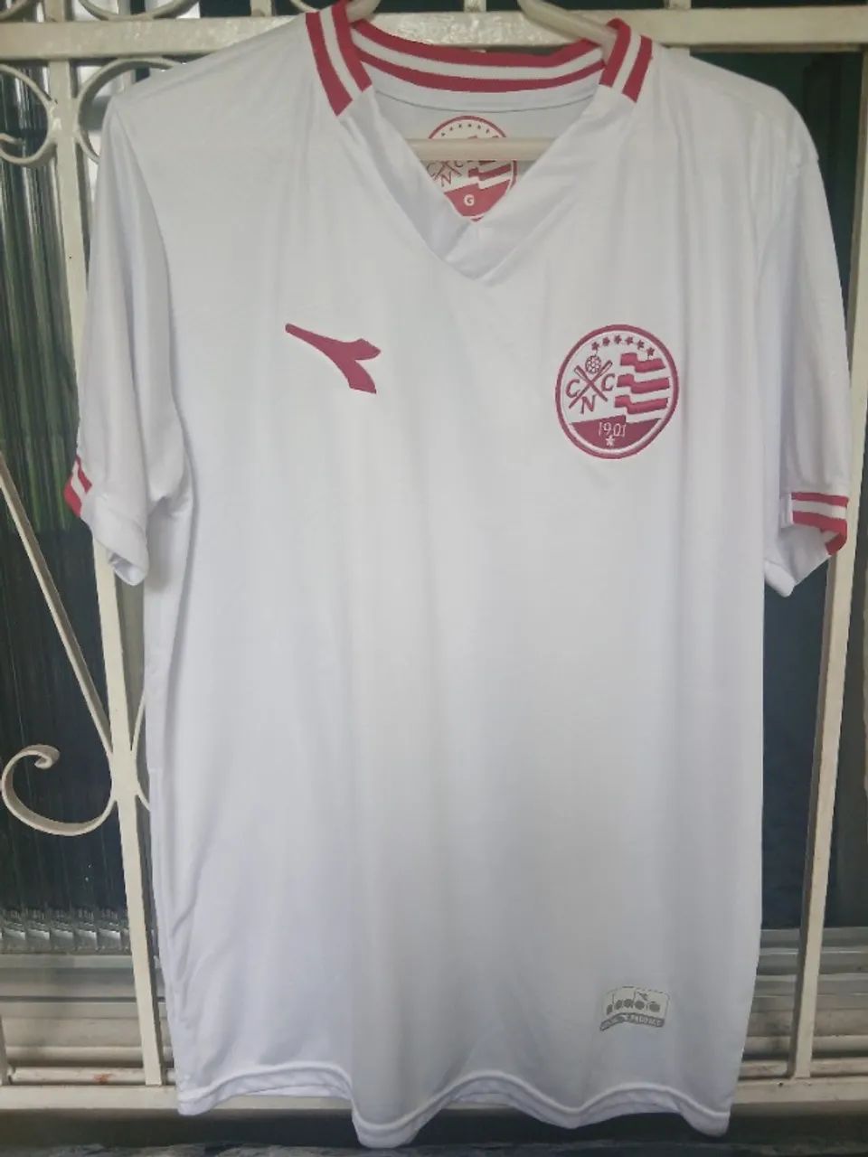 Camisa do Náutico branca.