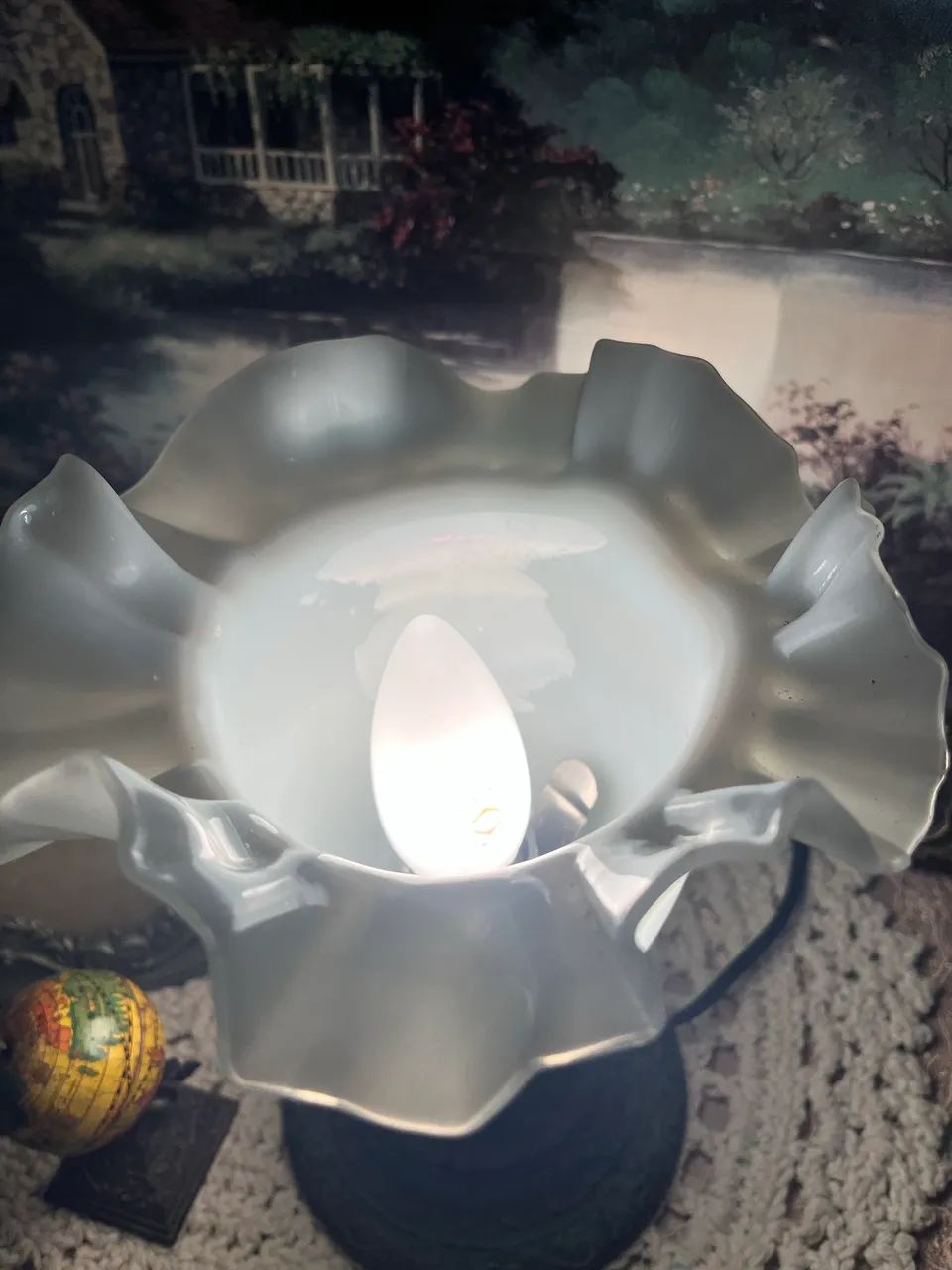 Abajur antigo com cúpula em opalina e base em bronze  - Foto 2