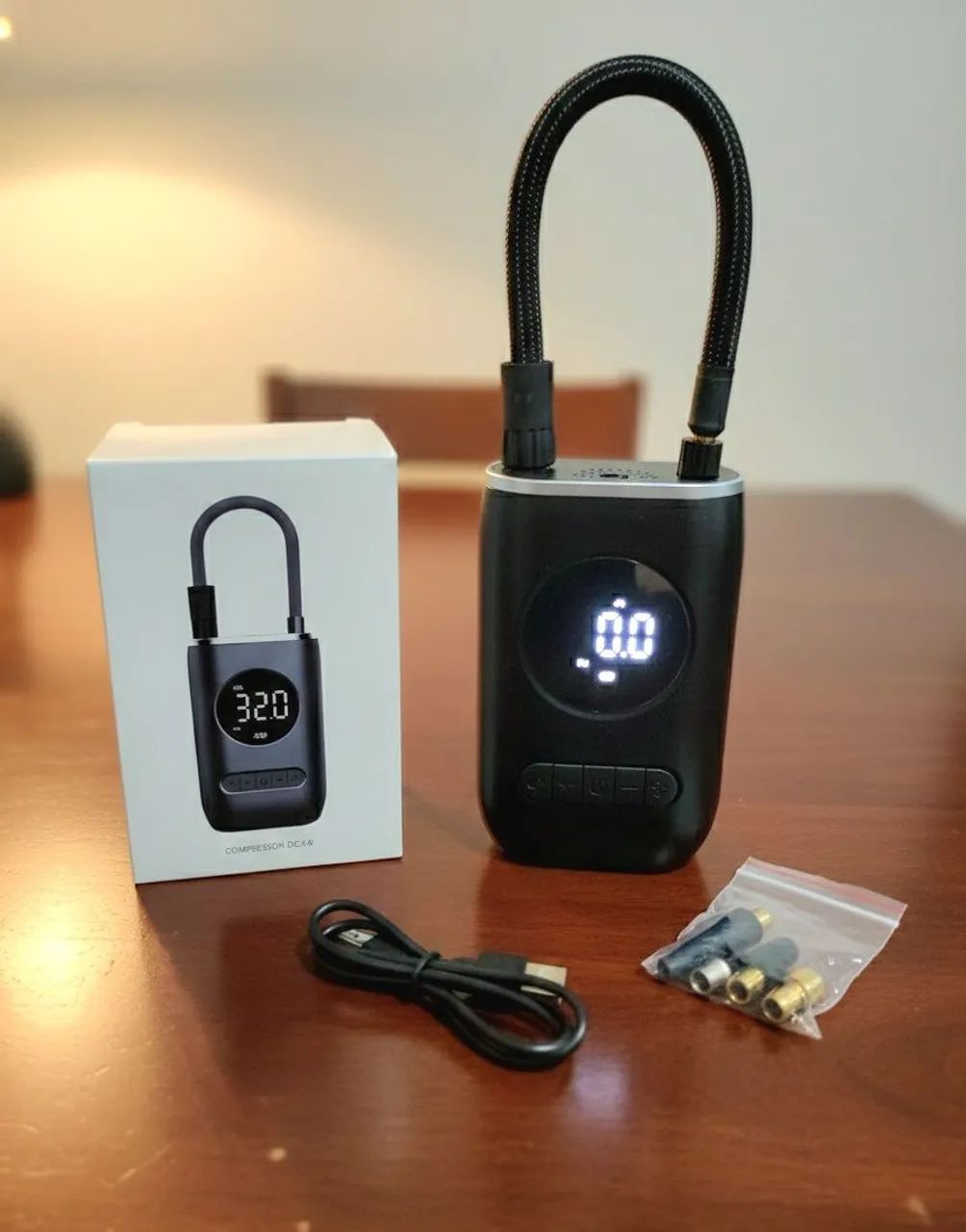 COMPRESSOR DE AR PORTÁTIL COM LANTERNA LED INTEGRADA