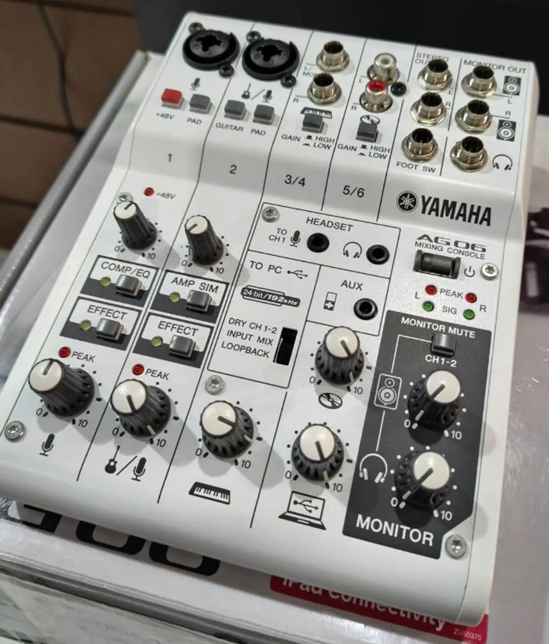Mesa de som e interface de audio Yamaha Ag06 semi-novo Mixer