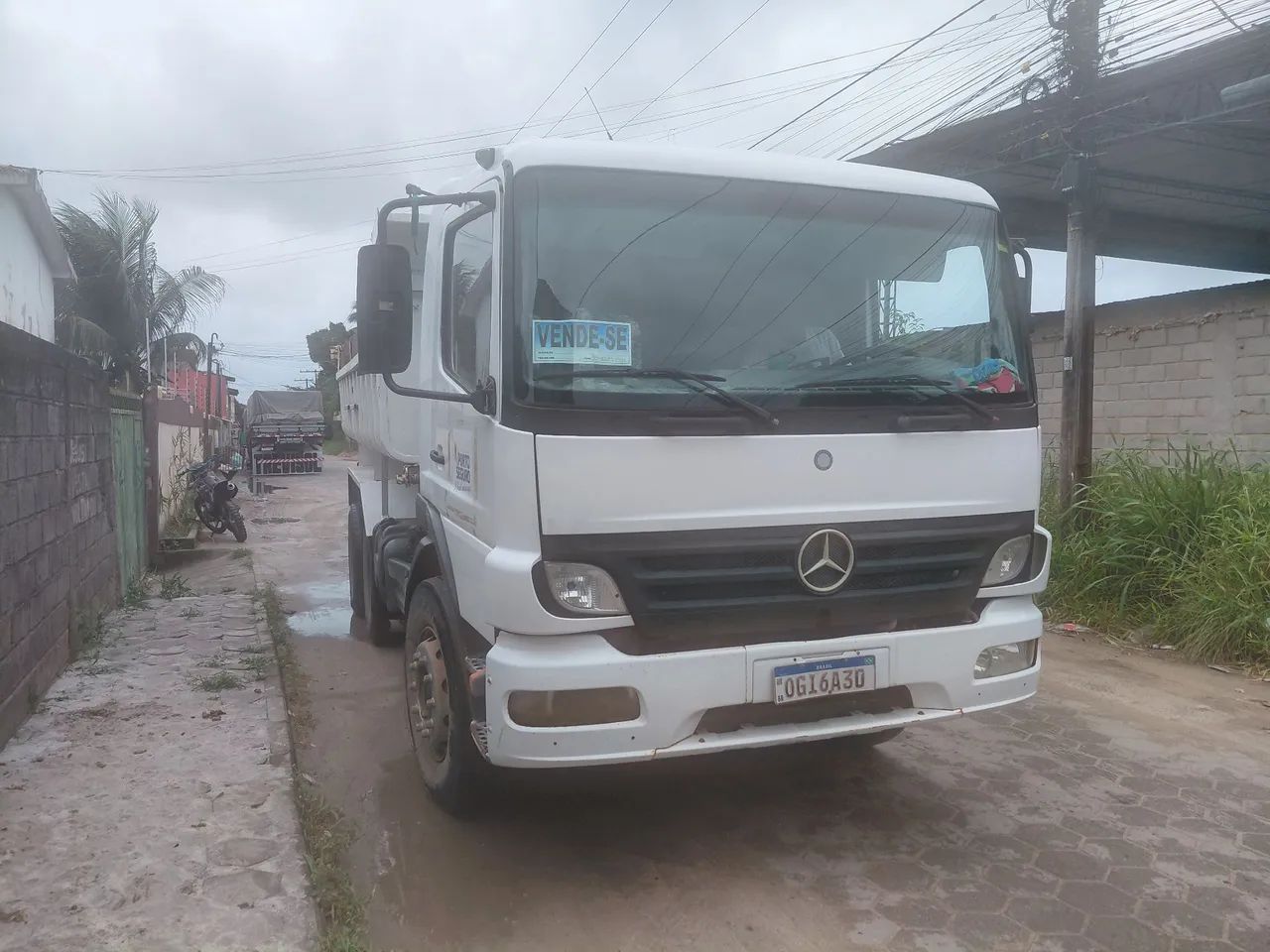Venda da caçamba 2428 atego 
