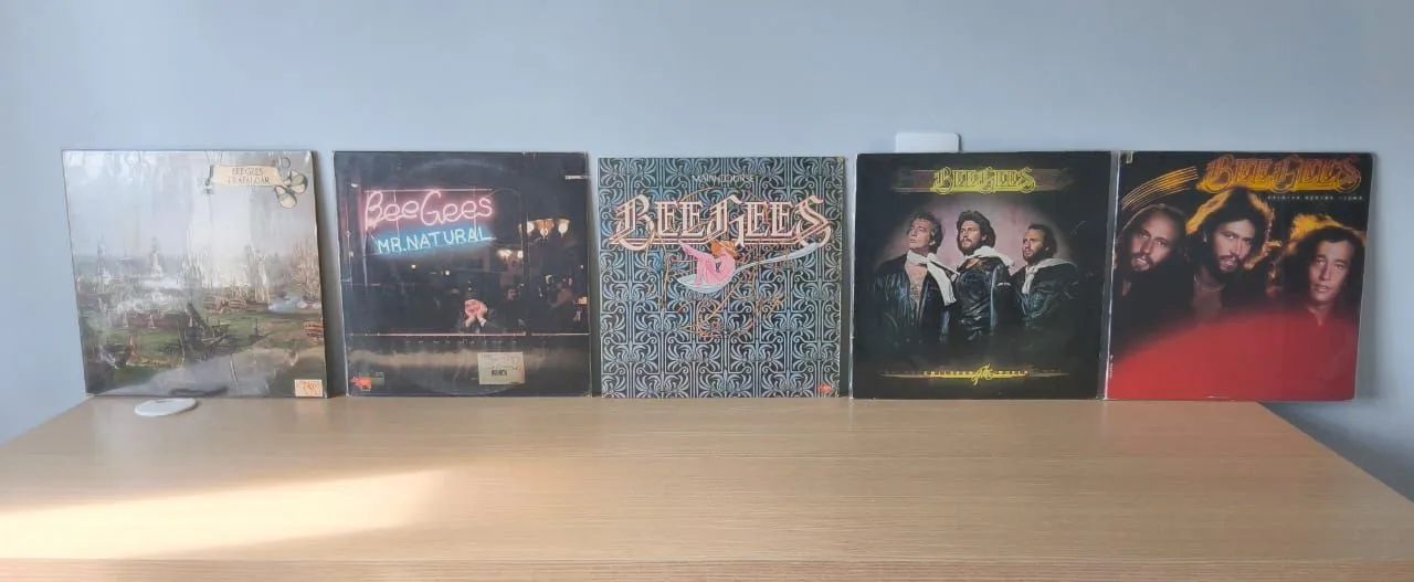 Coleção Vinil The Bee Gees + Brindes - Foto 2