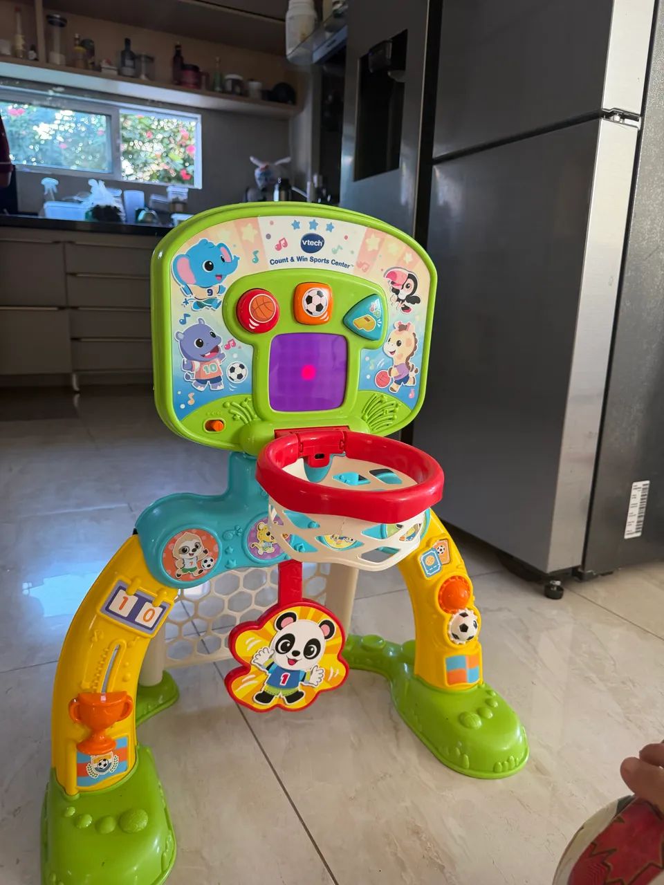 Brinquedo de futebol e basquete 