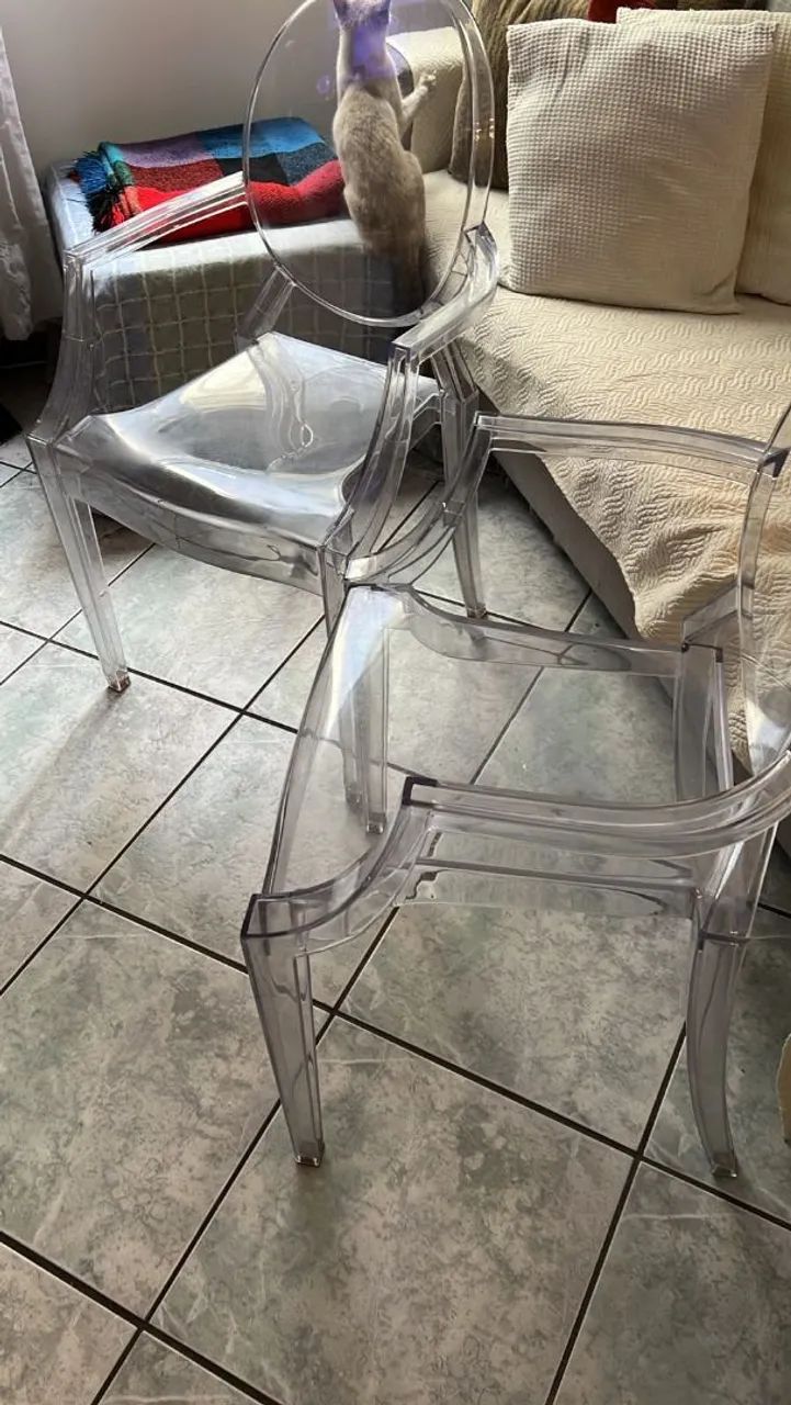 Par de cadeiras com apoio de descanso em acrílico. - Foto 2