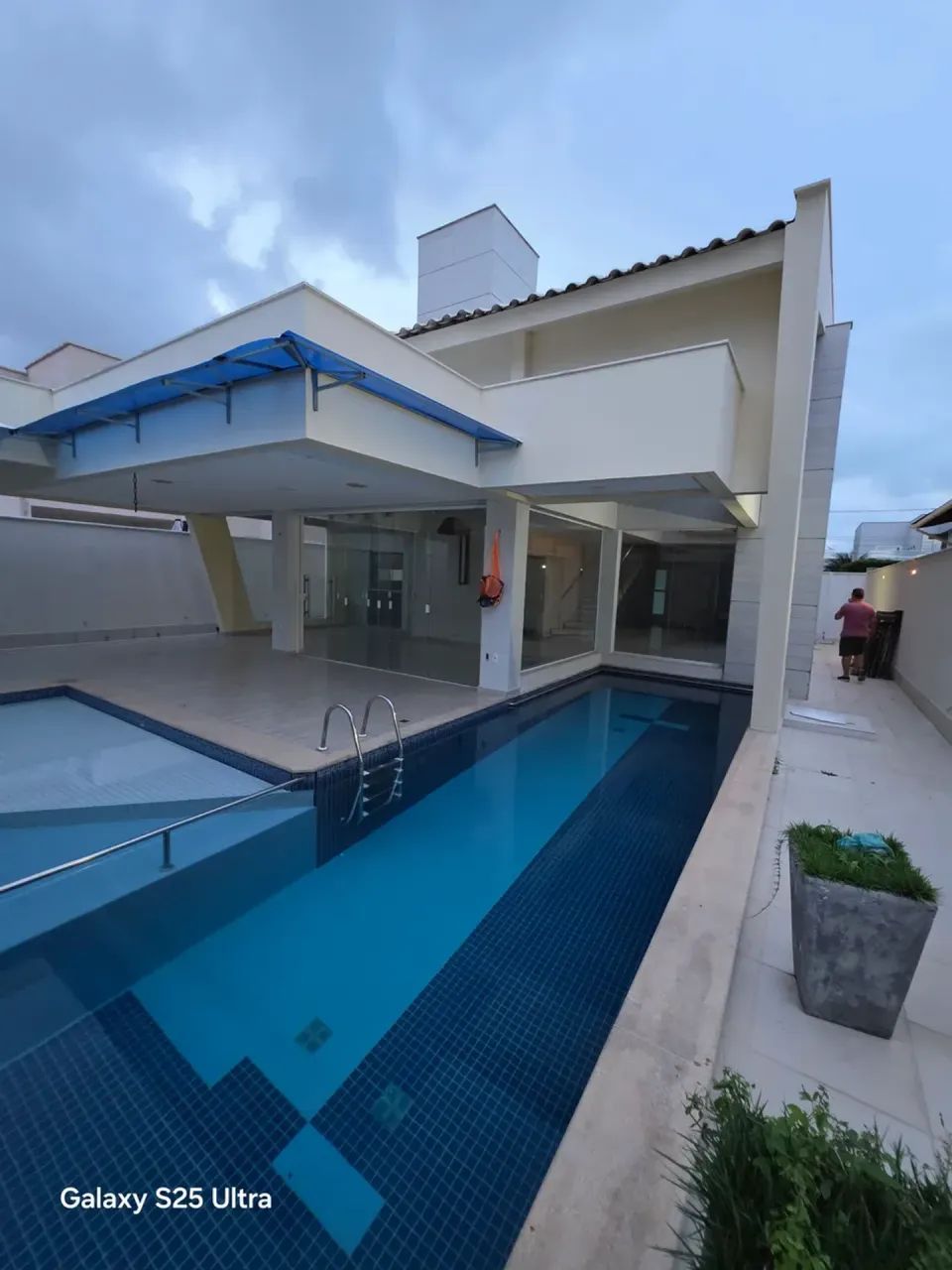 Sobrado para aluguel e venda possui 450 metros quadrados com 5 quartos