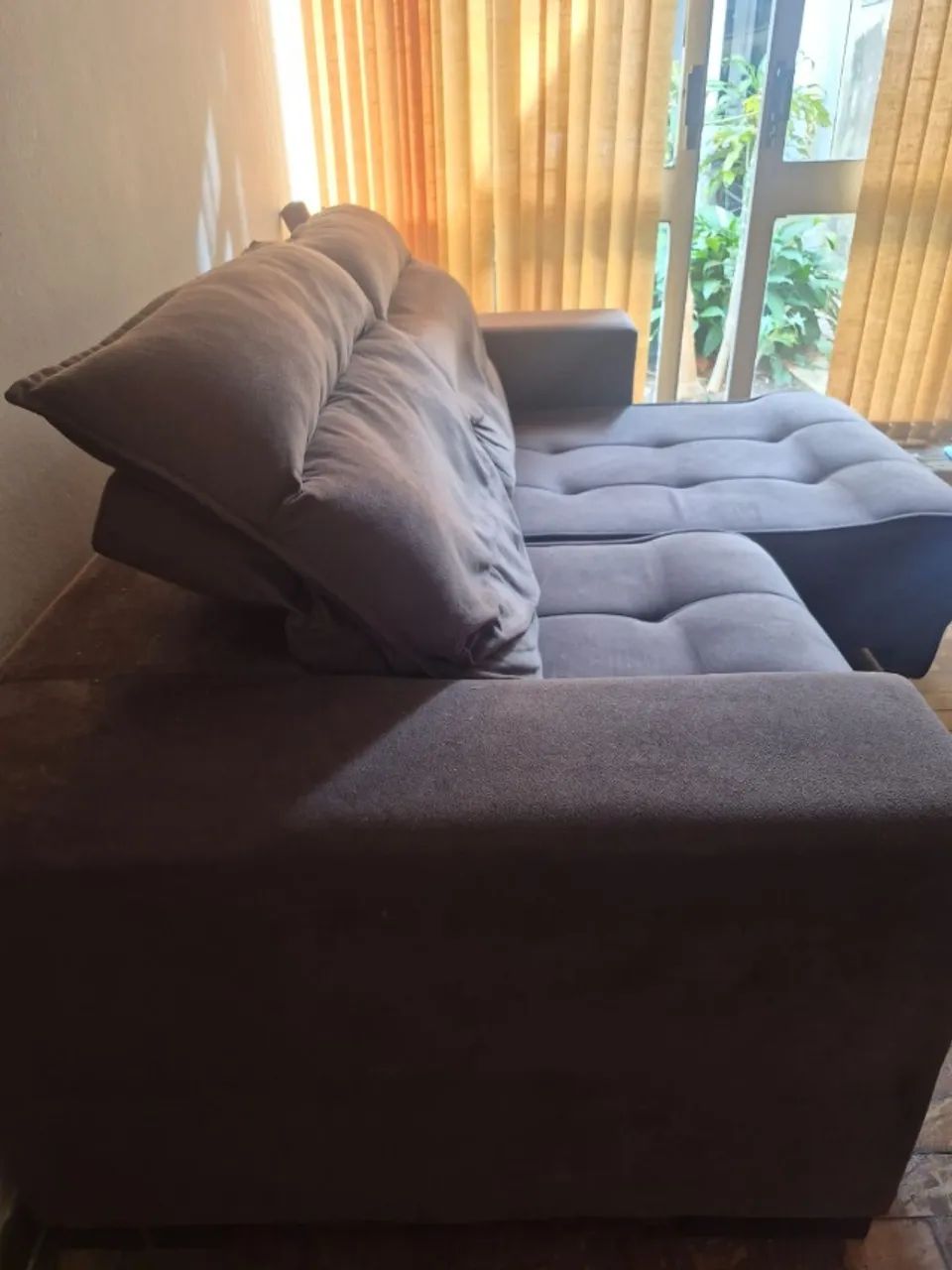 Sofá 3 Lugares Retrátil e Reclinável  2 M suede Cor marron - Foto 2