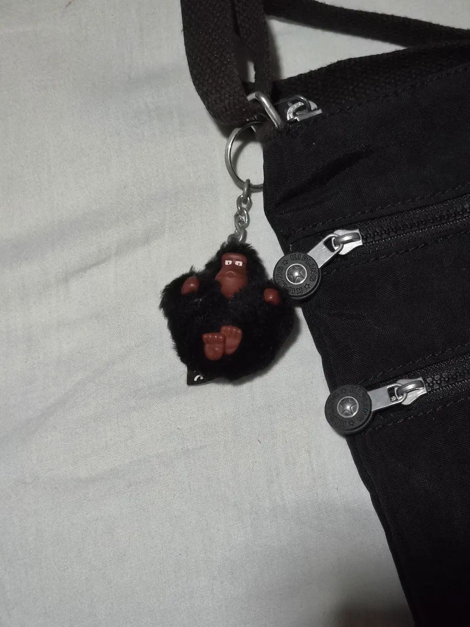 Bolsa Kipling Original Preta Transversal 3 Zíperes + Chaveiro Macaco - Foto 3