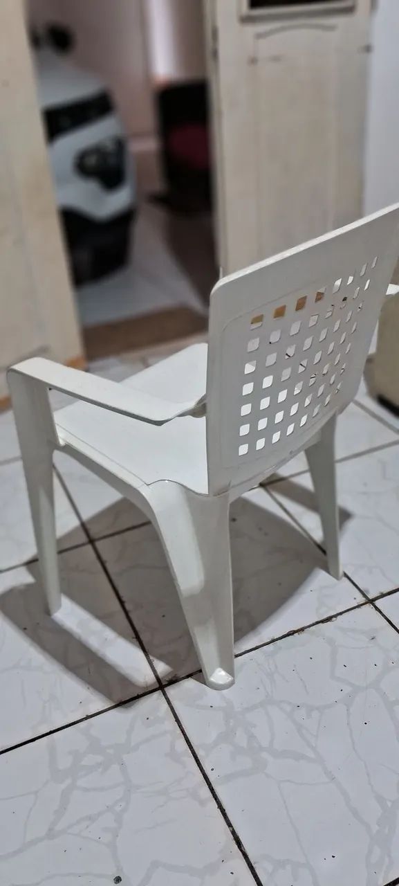 Cadeira de plástico resistente com braços  - Foto 4