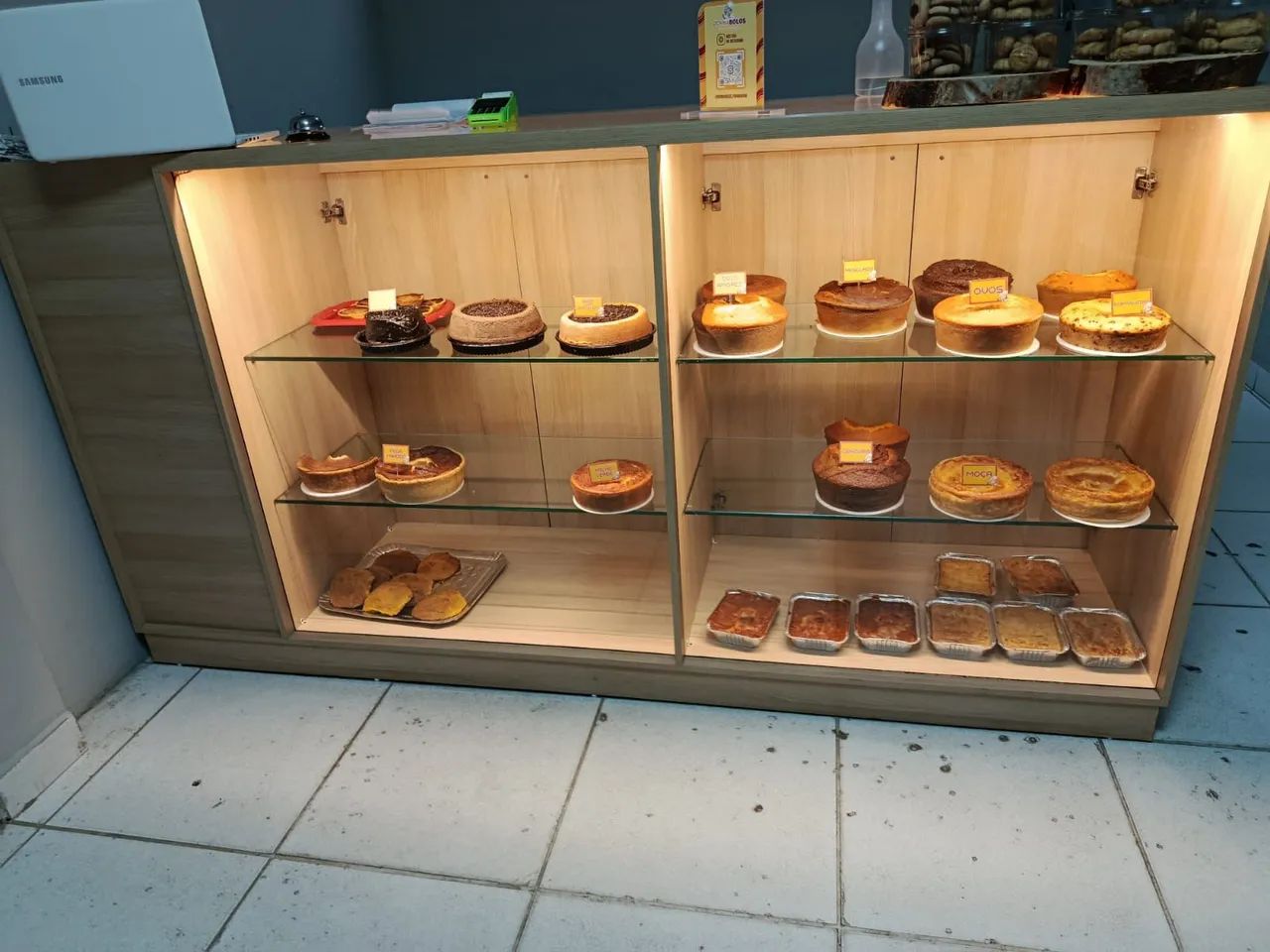 Balcão pra bolos , pães e etc 