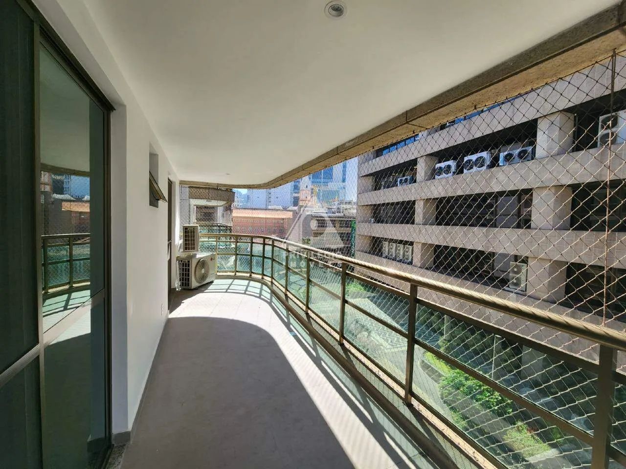 Apartamento com 3 quartos, sendo 1 suíte com dependência completa e 2 vagas em Botafogo. I