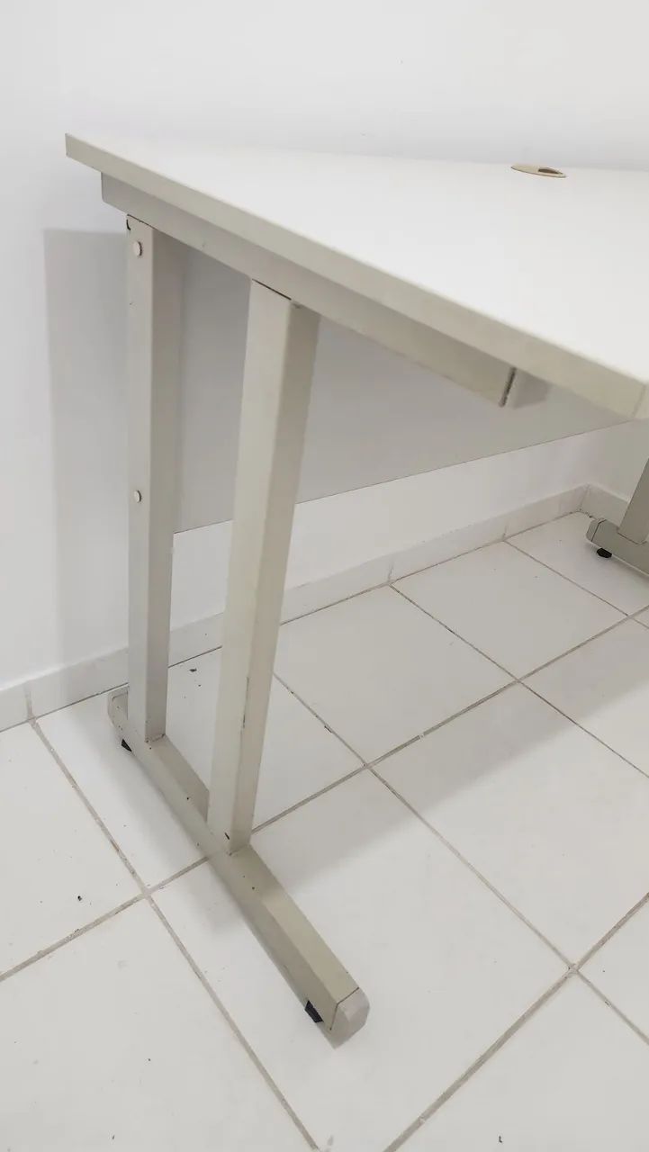 Mesa Branca MFD de escritório boa - Foto 3