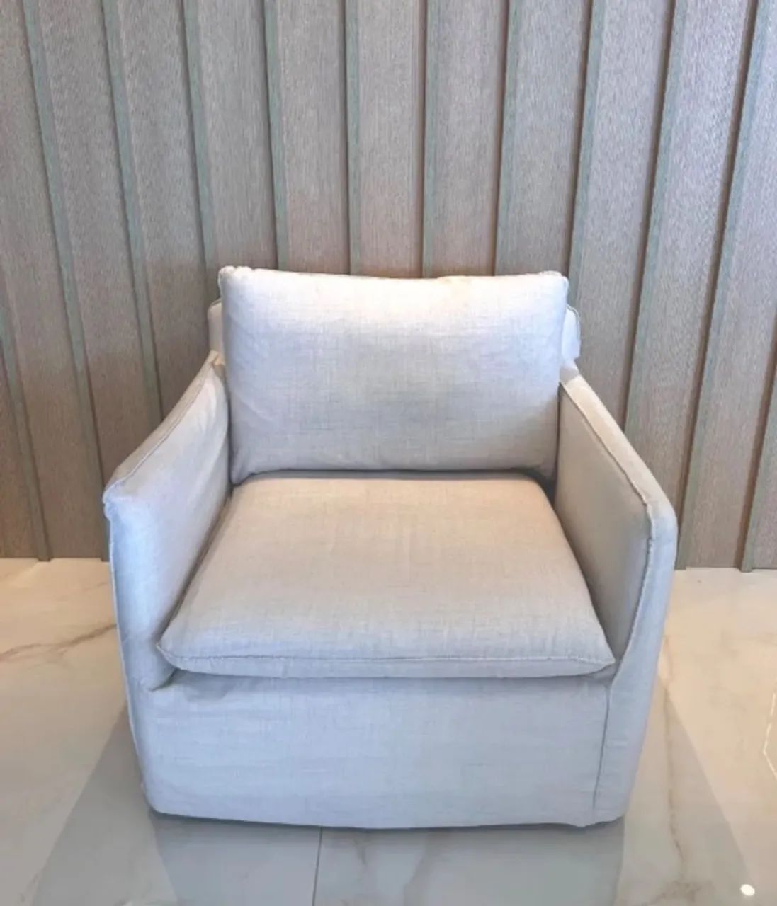 POLTRONA GIRATÓRIA BRANCA COM CAPA  - Foto 3