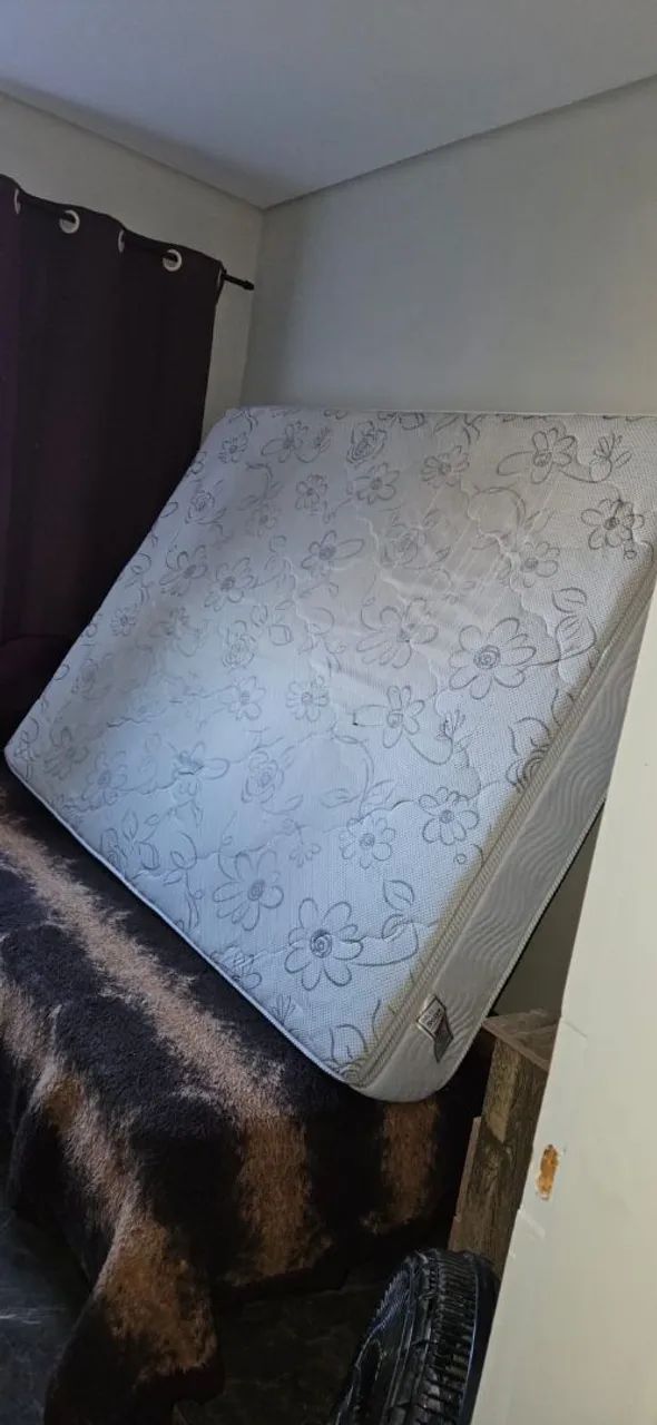Cama de madeira maciça e colchão 