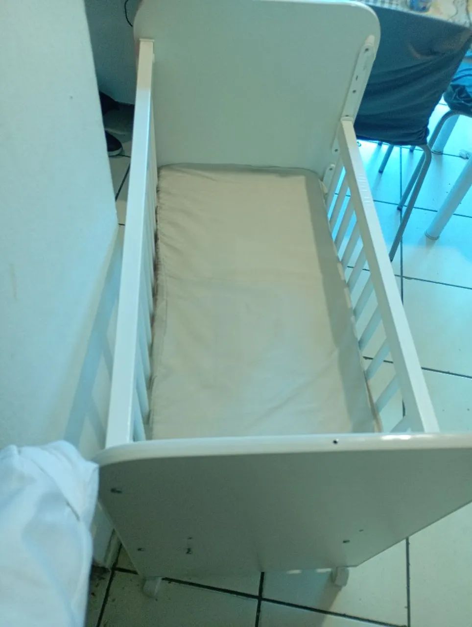 Mini berço com grade removível com colchão - Foto 2