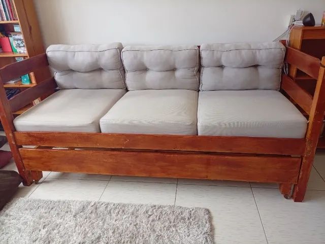 Sofá cama em madeira. - Foto 2