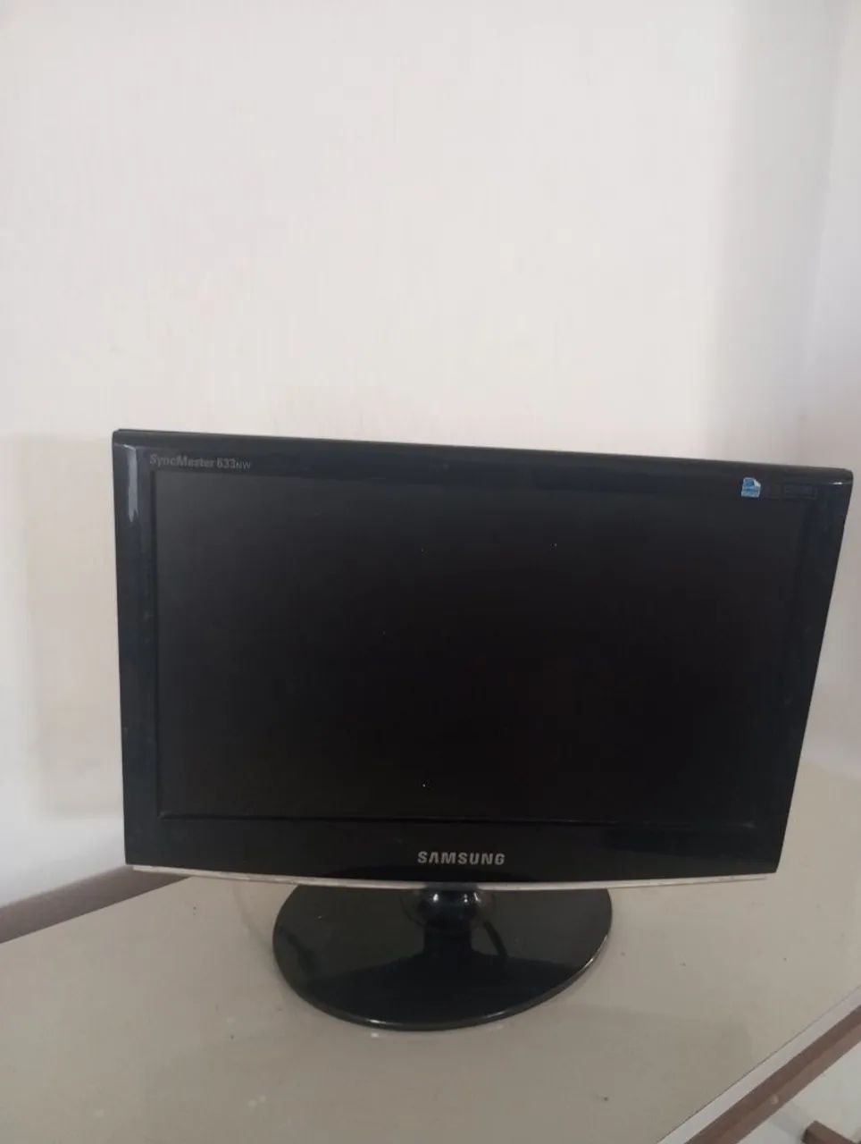 Monitor LCD Samsung SyncMaster 633NW de 15,6 polegadas.