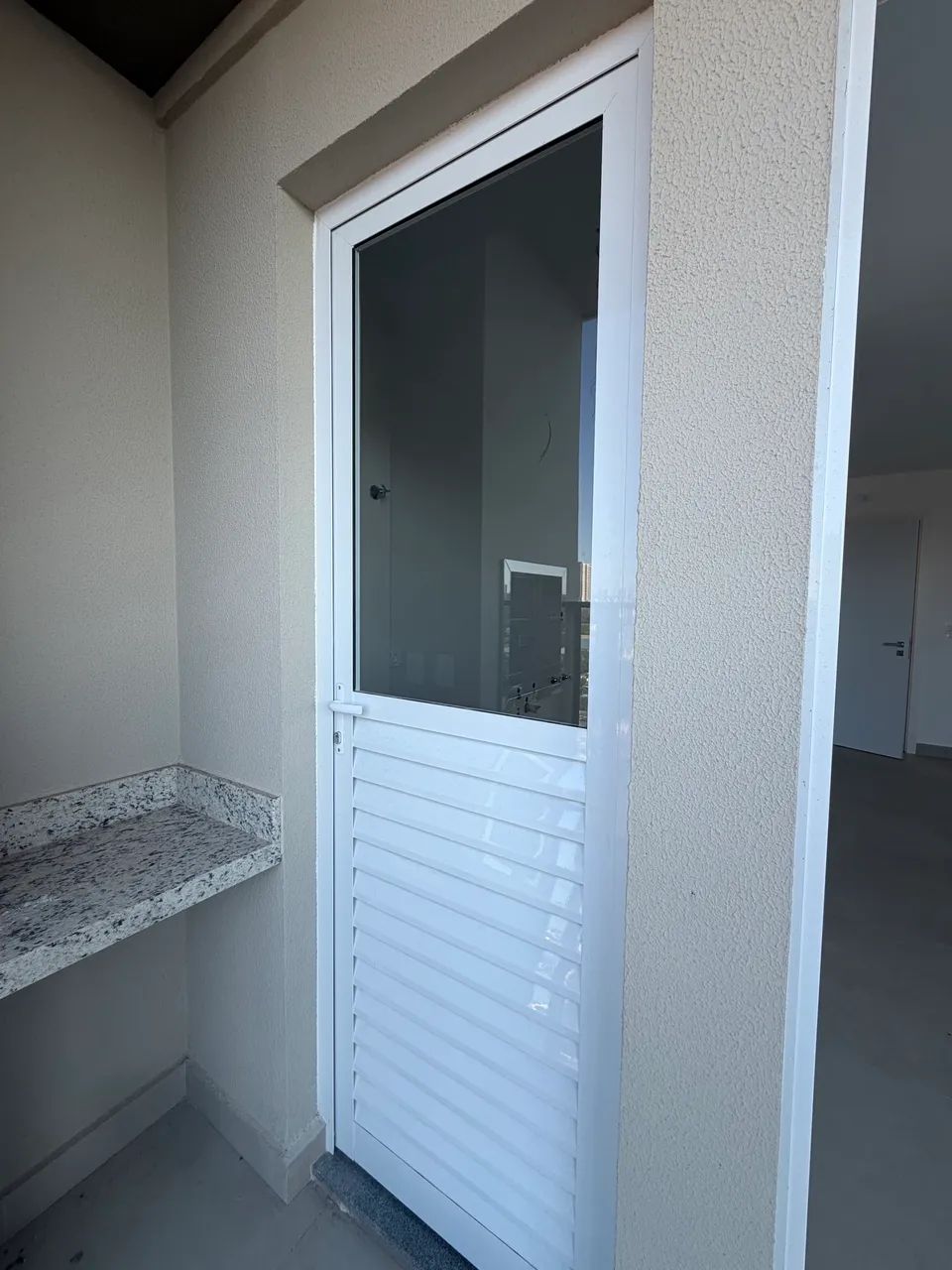 Porta alumínio com vidro e ventilação 80cm - Foto 2