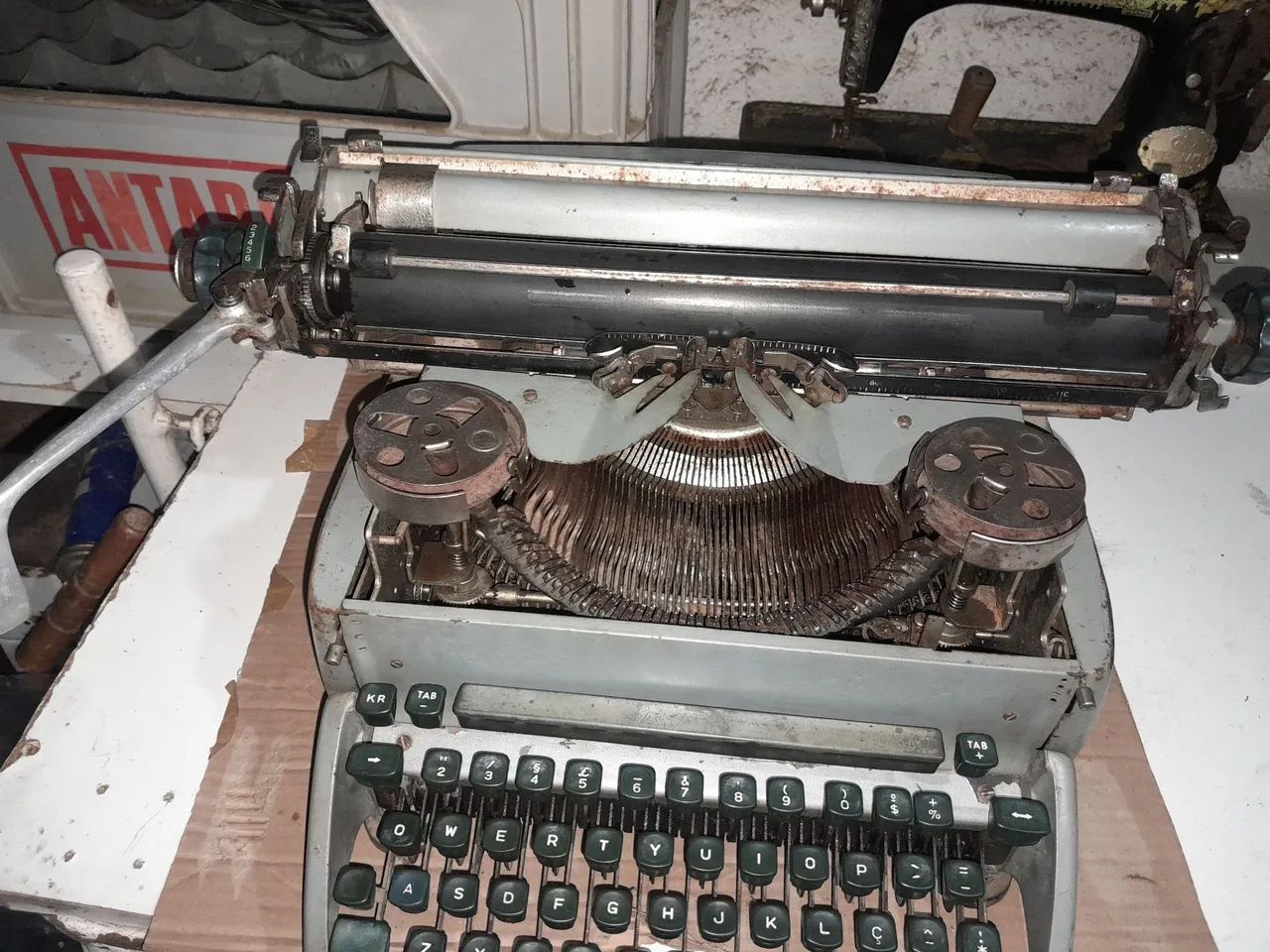 Máquina de escrever antiga funcionando  - Foto 5