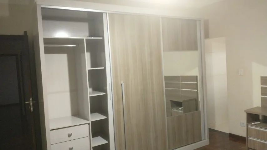 vende-se roupeiro, comoda e mesa de jantar com 4 cadeiras de madeira - Foto 3
