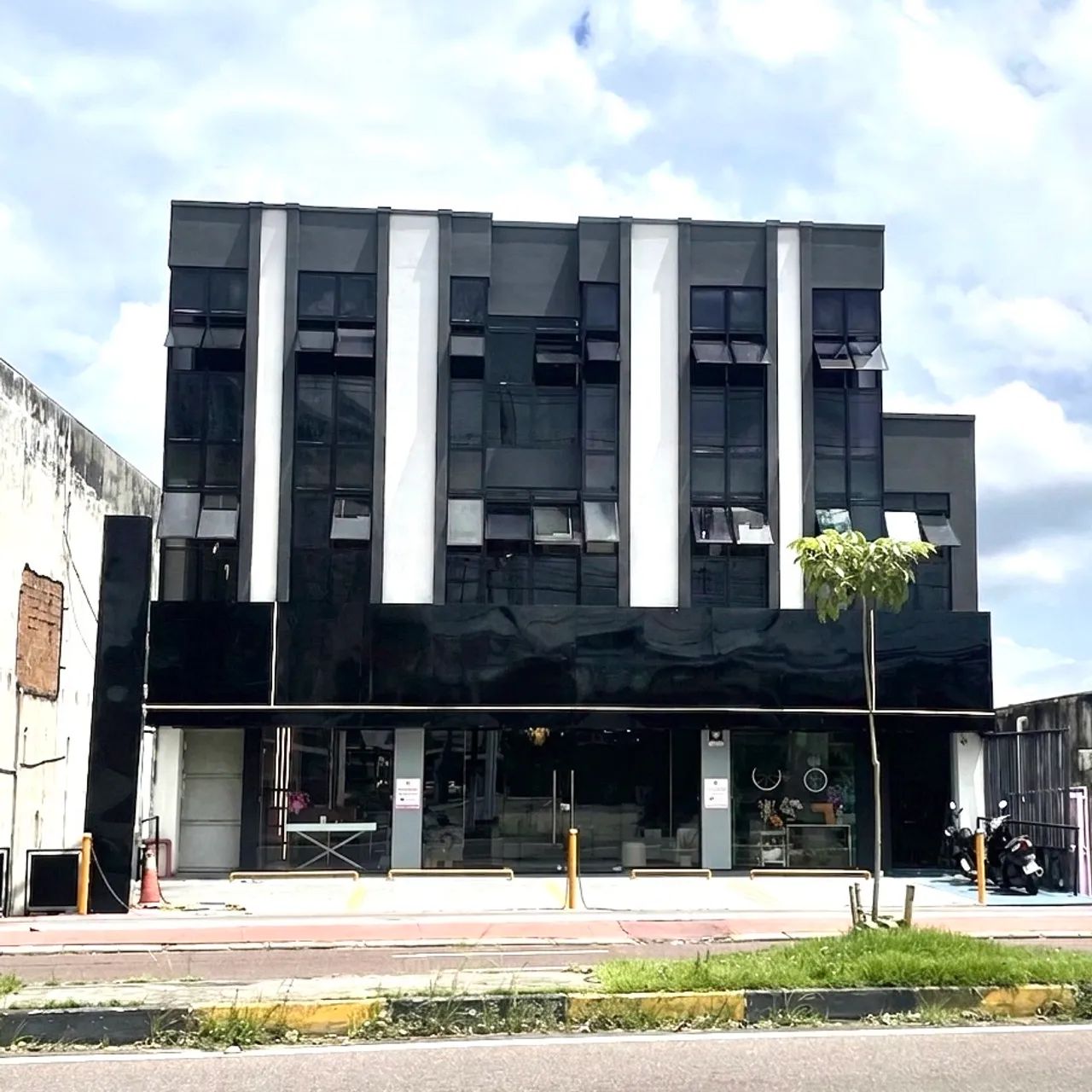 PREDIO COMERCIAL NA AV DJALMA BATISTA