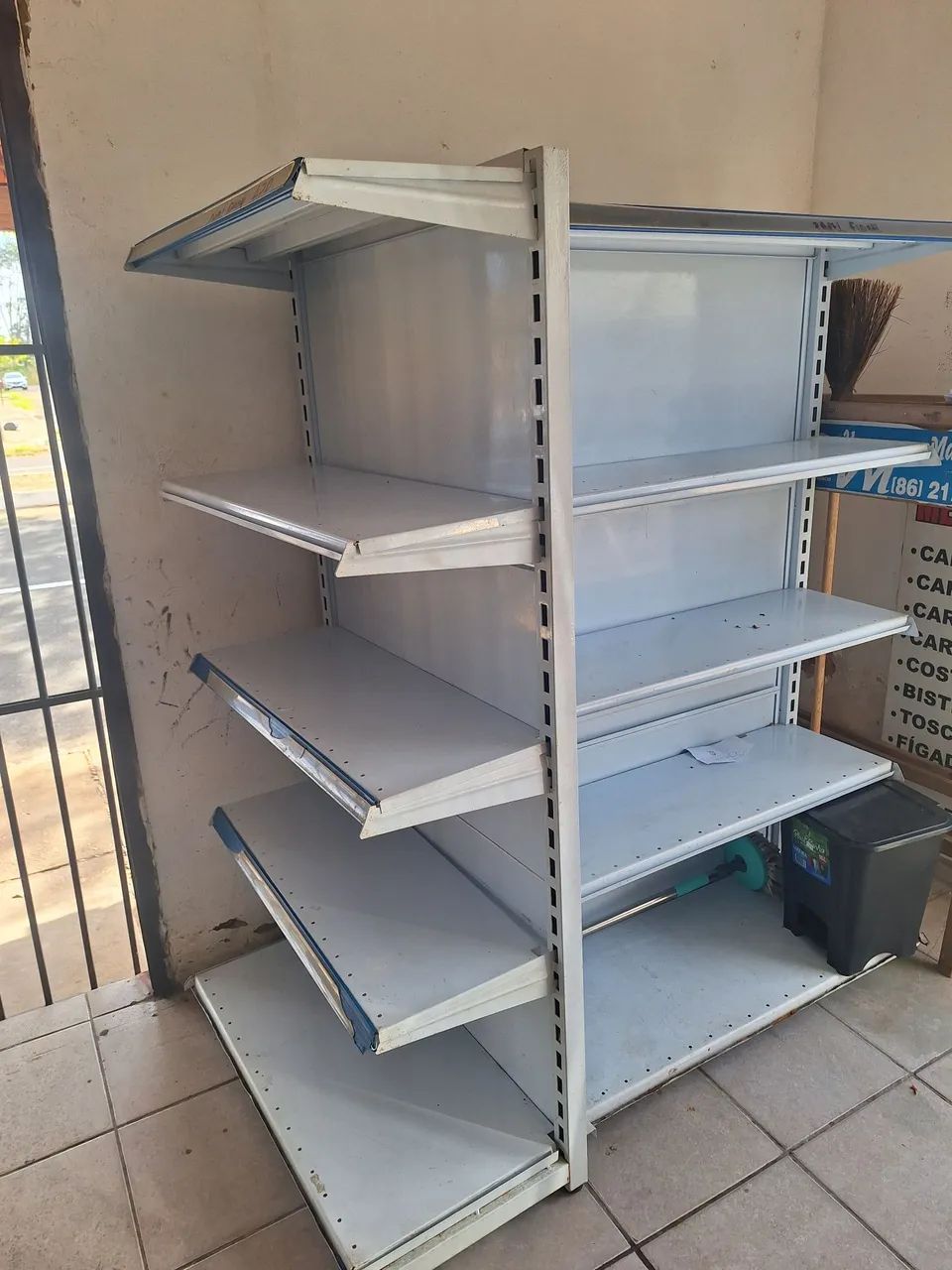 Estante comercial