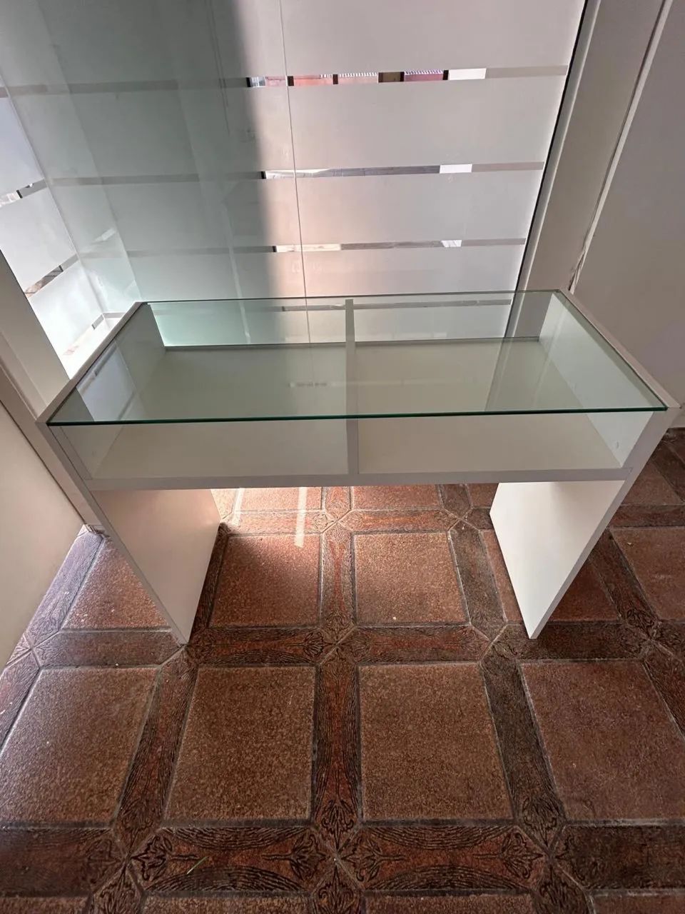 2 balcões em mdf com tampo de vidro  - Foto 3