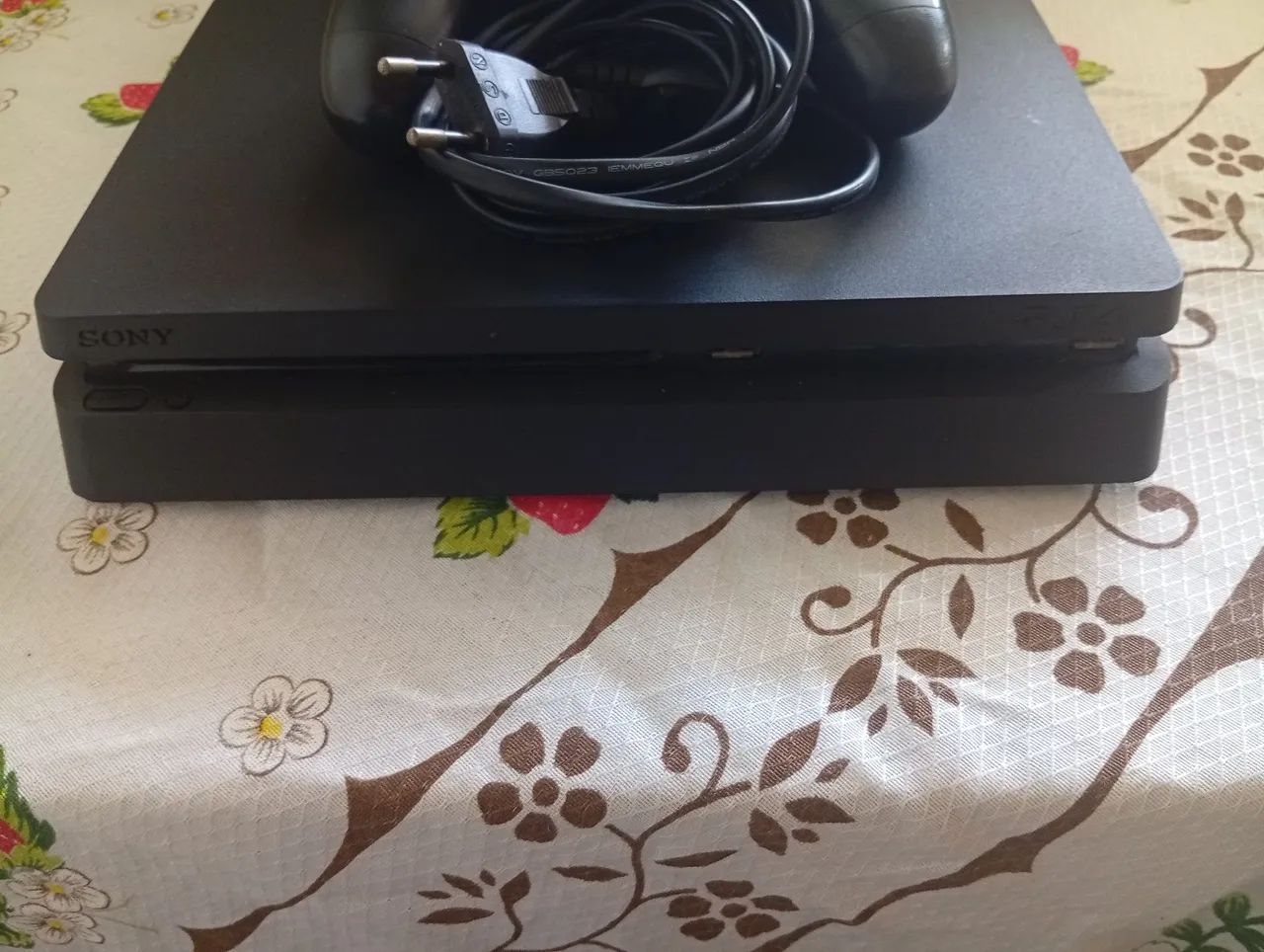 PS4 Slim (modelo CUH-2116A) + 2 controles e jogos - Foto 3