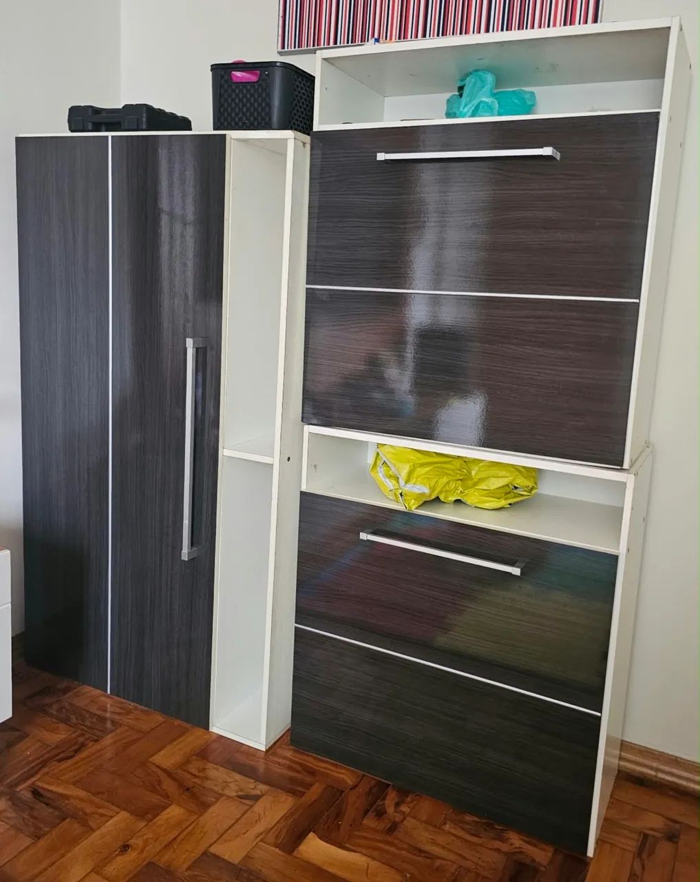Três armários de parede à venda